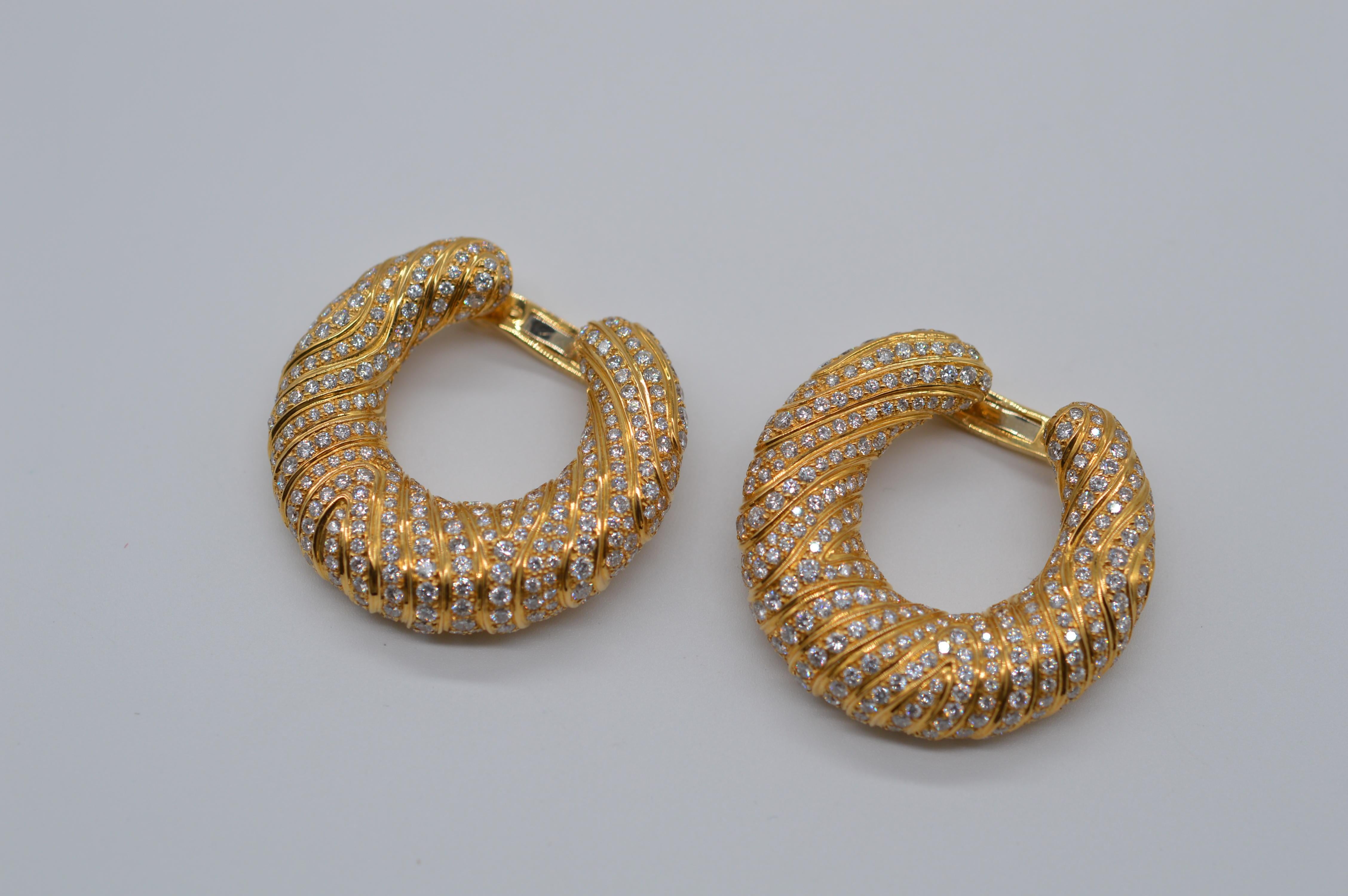 Cartier Hoop Earrings
18K Yellow Gold
Weight 33 grams
Diamond Setting
Set with 580 Diamonds for a approximative weight of 8.70 carats
Vintage unworn condition
With original certificate from Cartier
From 1995