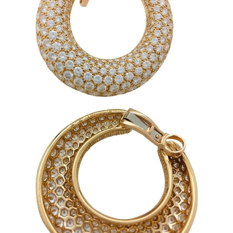 A 750/000 yellow gold, Cartier pair of earrings, hoop style, entirely paved with brilliant cut diamonds. Clip system.
Total weight of diamonds : about 13 carats
Cartier signed and numbered, french mark.
Circa 1995