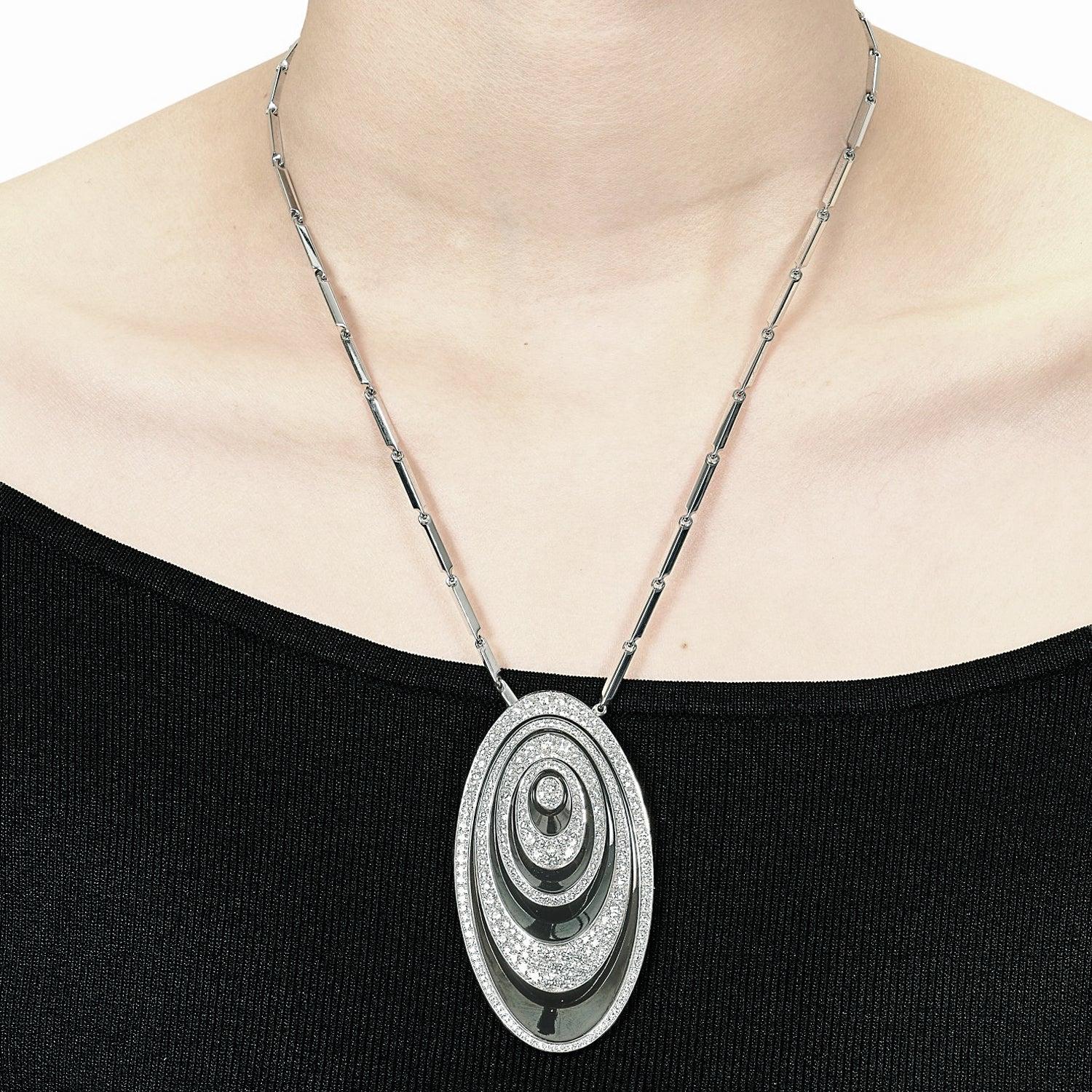 La collana Cartier Hypnose Diamond White Gold è una creazione abbagliante che incarna il lusso senza tempo e la maestria artigianale. Realizzata in oro bianco 18 carati, la catena lucida emana una sobria eleganza e conduce al sorprendente ciondolo