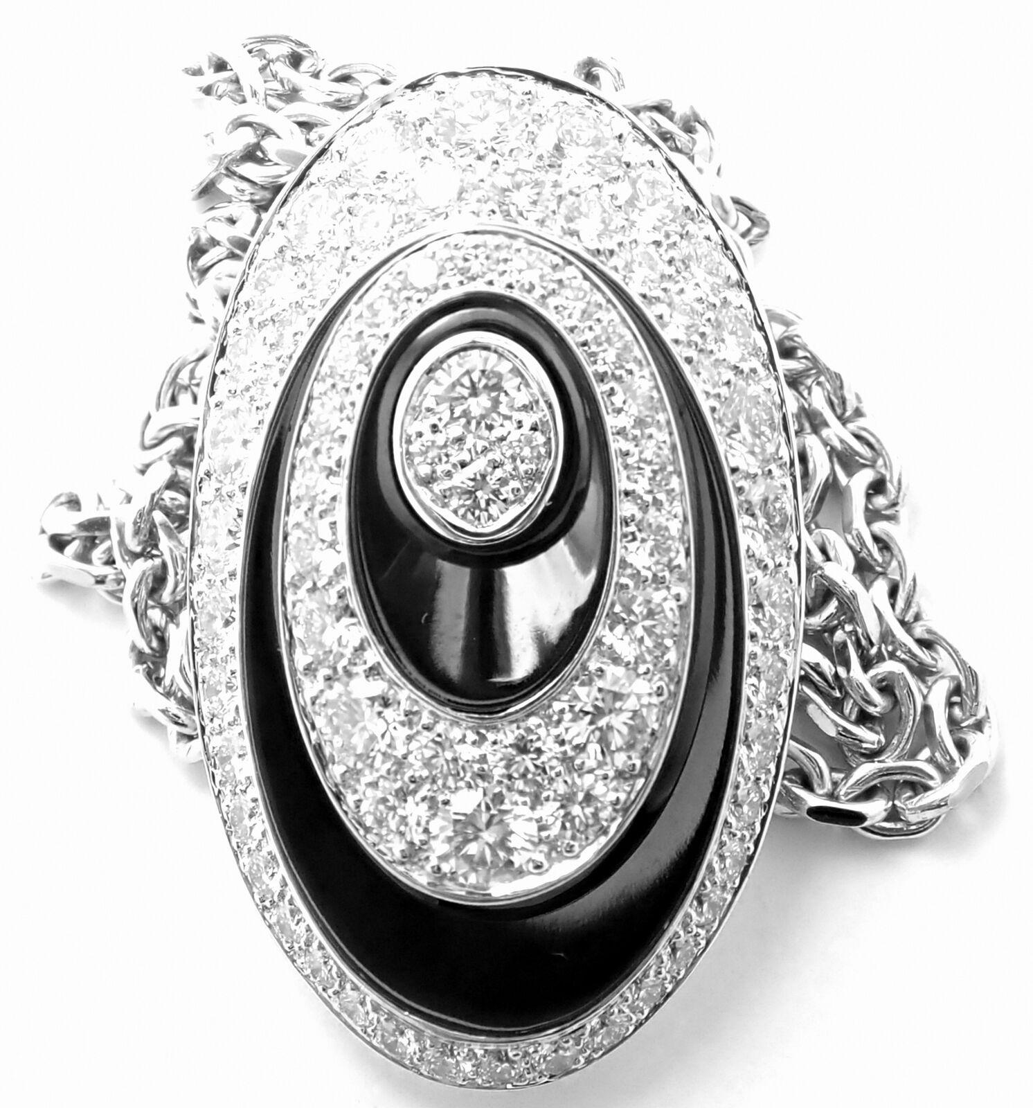 Collier pendentif Hypnose en or blanc 18 ct et corde de soie noire avec diamants par Cartier.
Avec des diamants ronds de taille brillante de couleur G, pureté VVS1 poids total environ 4ct
Ce collier est accompagné d'un certificat d'authenticité de