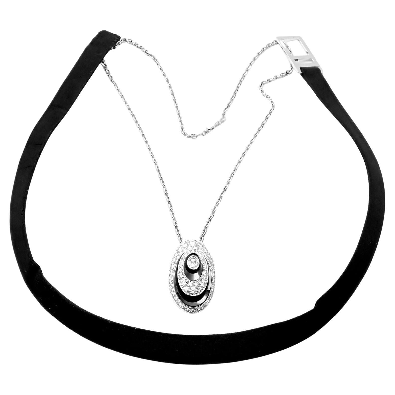 Cartier, collier pendentif hypnose en or blanc, chaîne et cordon de soie