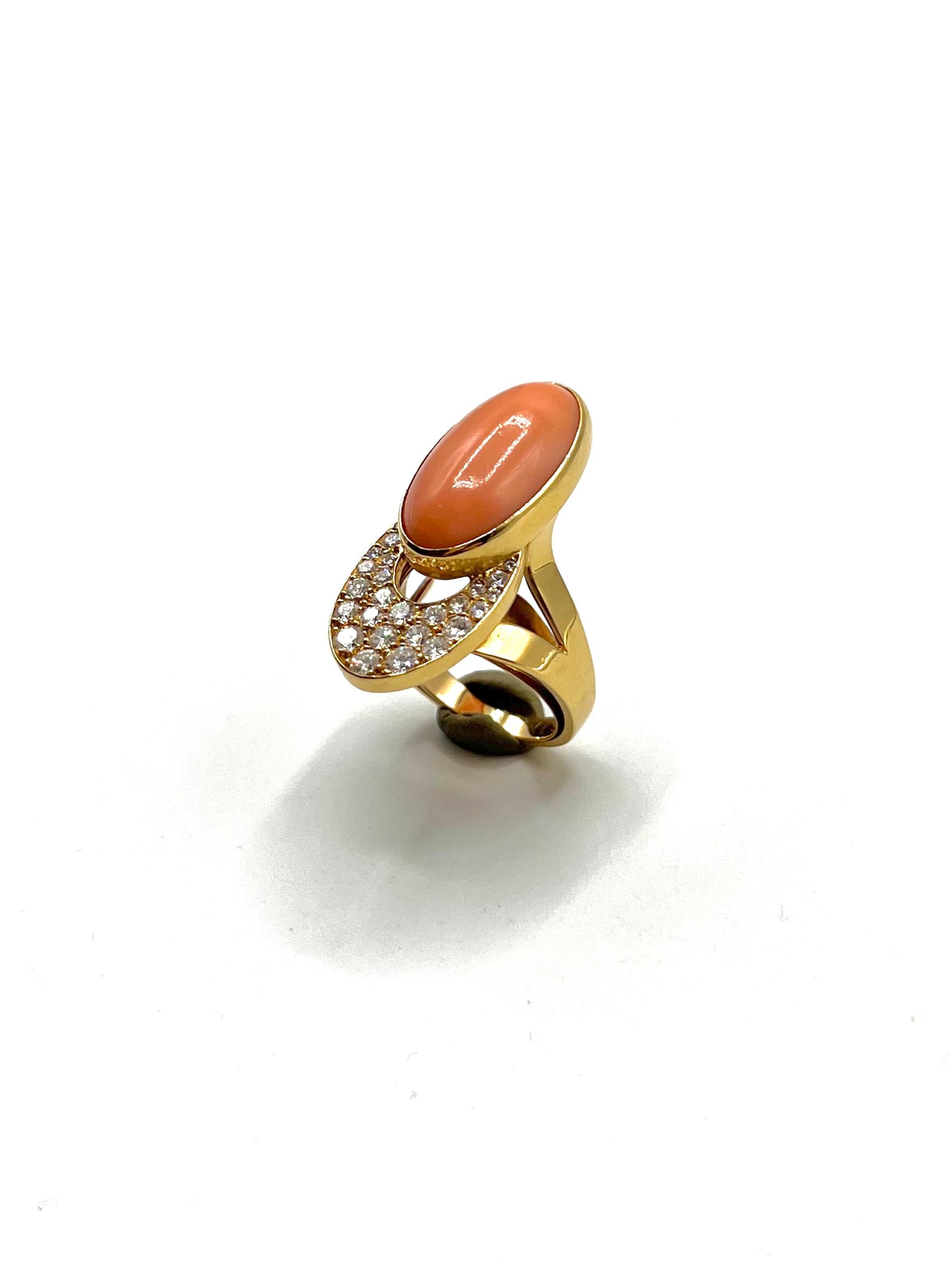 Cartier ring in yellow gold set with an oval coral cabochon and diamonds (approx. 1,70 carat). 
Signed. 
Very strong design, made in the 70'
11,25 gs