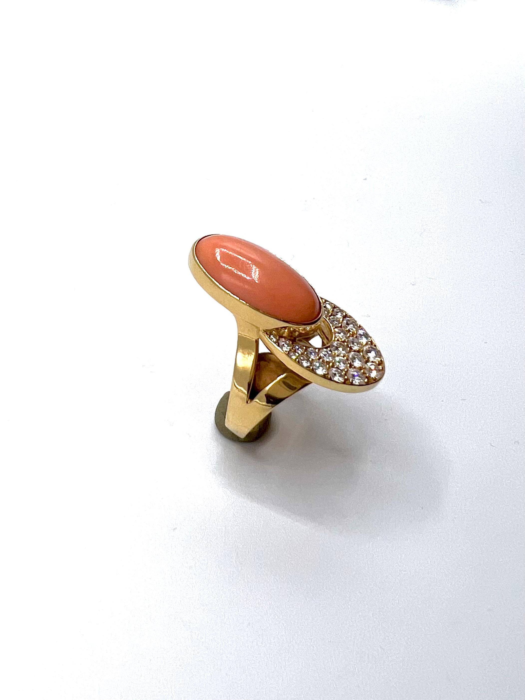 Taille cabochon Cartier, bague emblématique des années 70, diamants, cabochon de corail serti sur or jaune en vente