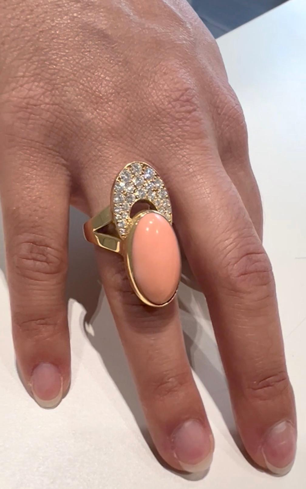 Cartier Iconic 70's Ring Diamonds, Coral Cabochon Set on Yellow Gold For Sale 2