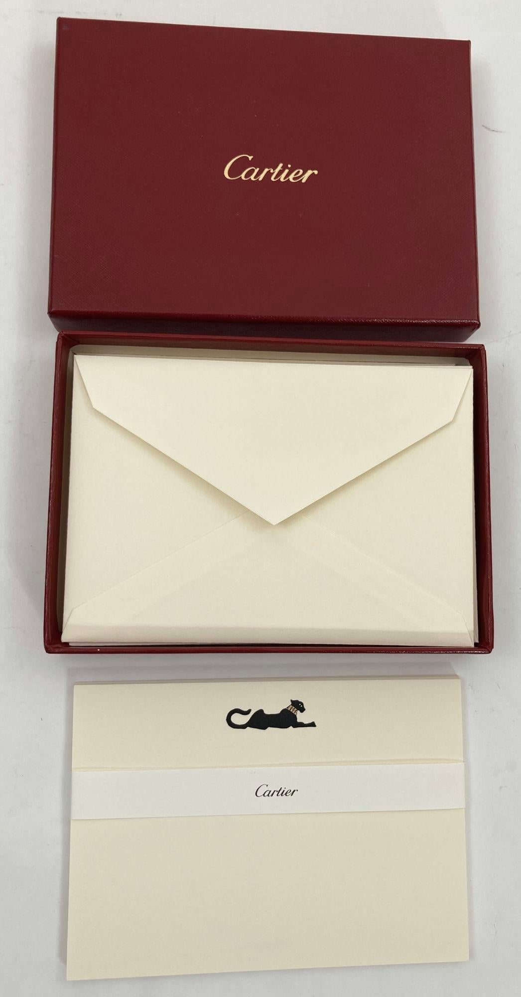 Set de cartes et d'enveloppes Cartier avec le motif emblématique de la Panthère.
Authentique Papeterie de luxe Cartier Carte Lettre et Enveloppe Black Panther, édition limitée Accessoire de bureau.
Construction en carton imprimé gaufré, l'enveloppe