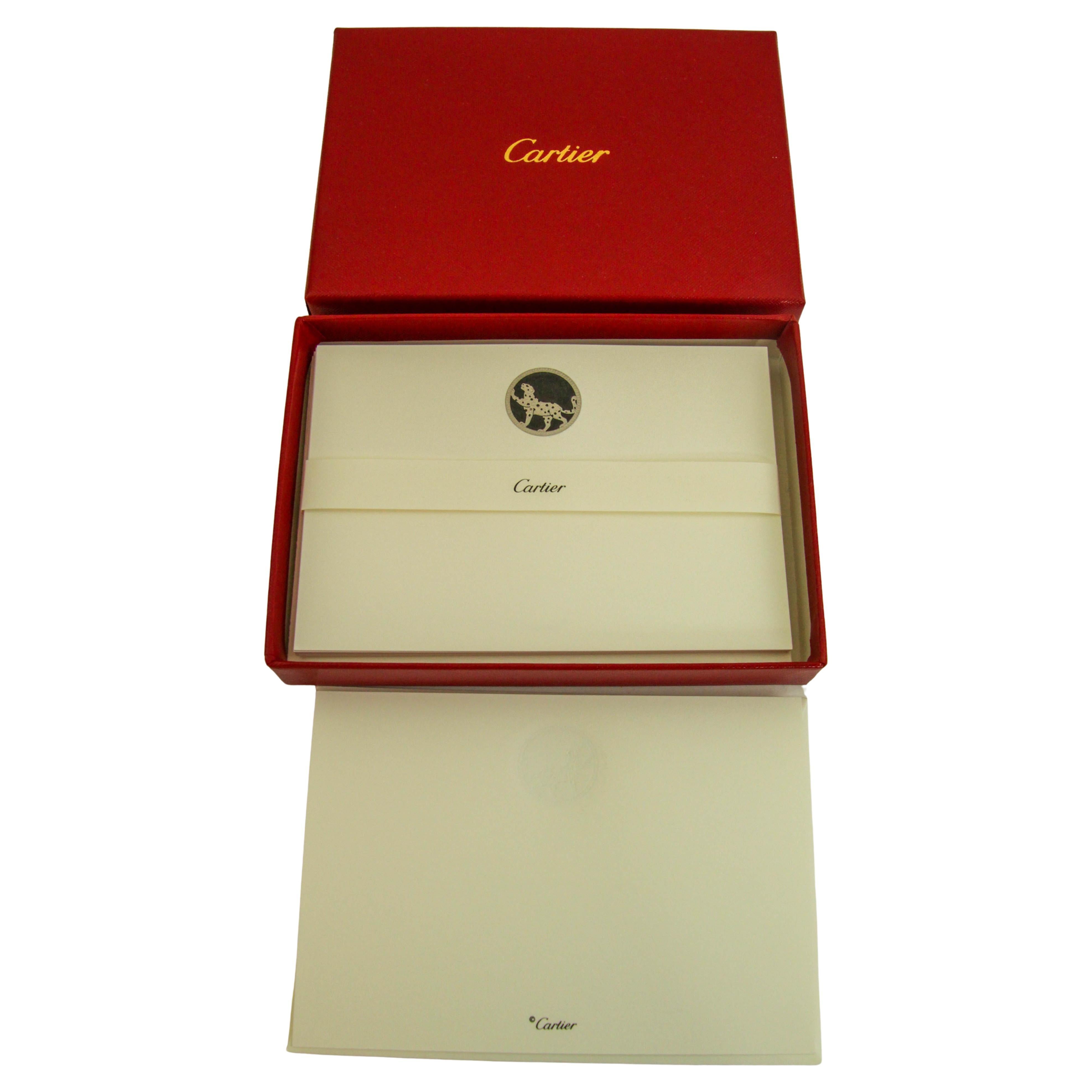 Set de tarjeta y sobre Cartier con el diseño icónico de la joya Pantera.
Auténtica Carta y Sobre de Papelería de Lujo Cartier Pantera Negra, accesorio de escritorio de edición limitada.
Construcción de cartulina impresa en relieve, los sobres
