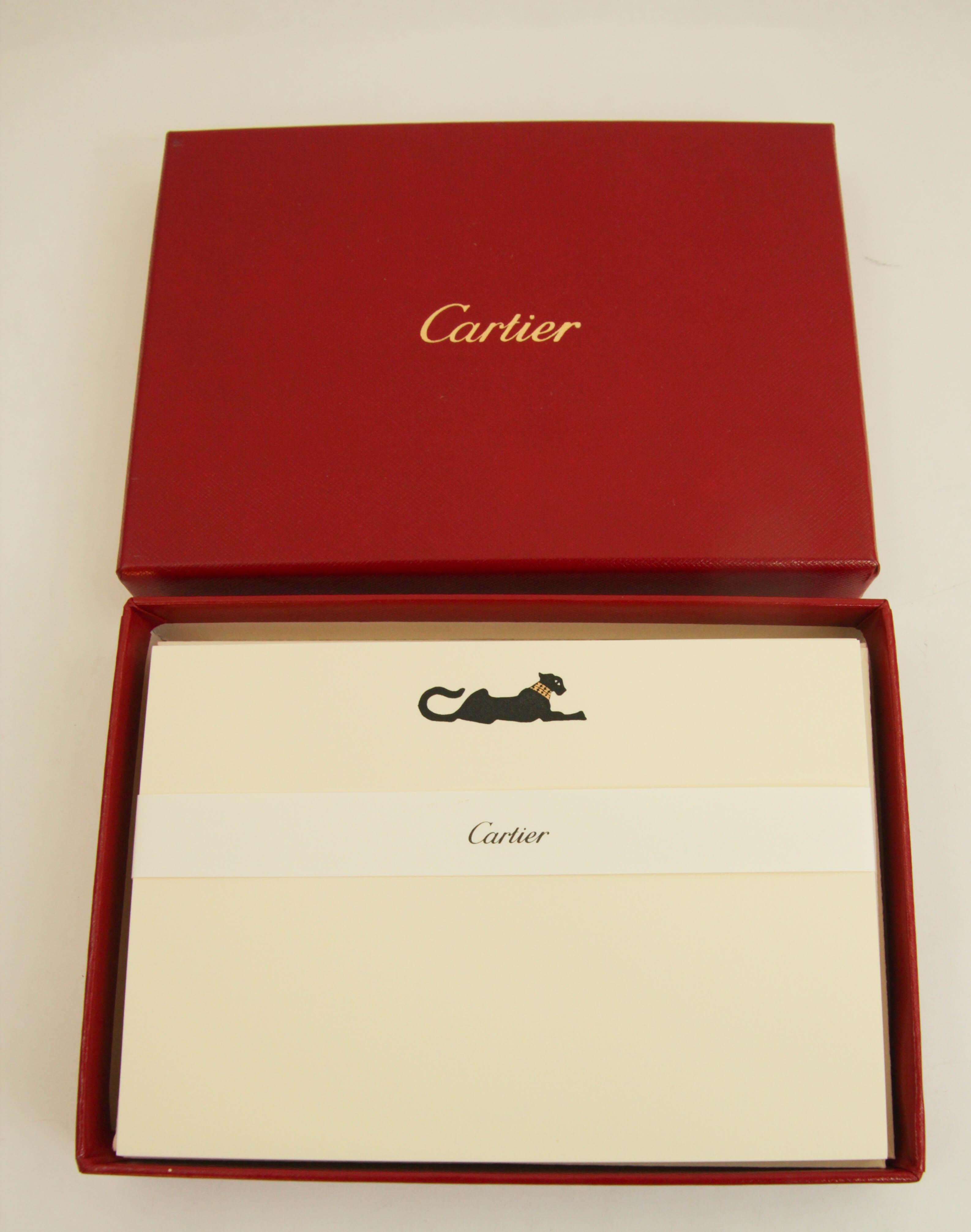 Set de tarjeta y sobre Cartier con el diseño icónico de la joya Pantera.
Auténtica Carta y Sobre de Papelería de Lujo Cartier Pantera Negra, accesorio de escritorio de edición limitada.
Construcción de cartulina impresa en relieve, los sobres