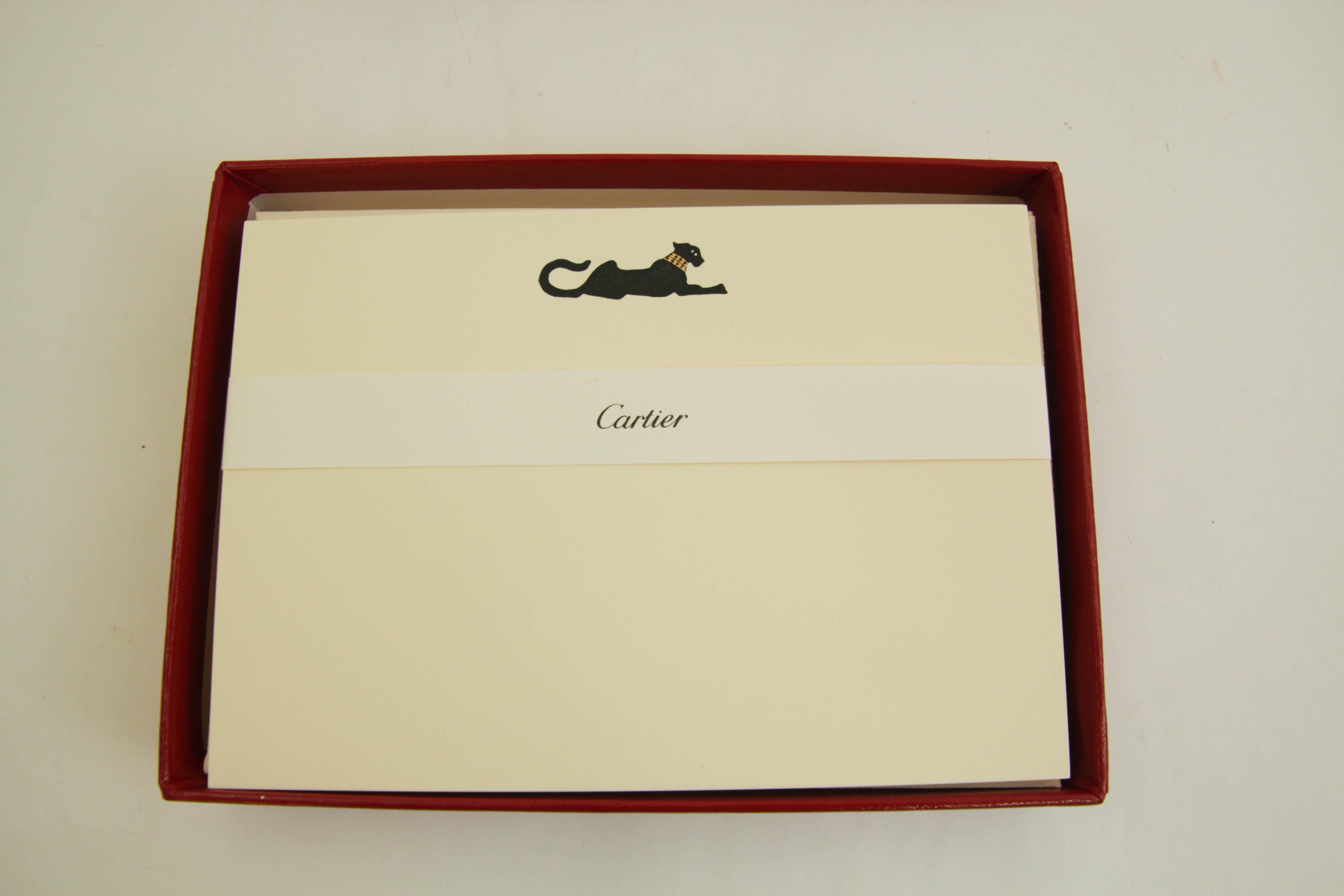Juego de tarjeta y sobre con diseño de pantera icónica de Cartier Papelería de escritorio de lujo Rojo en venta