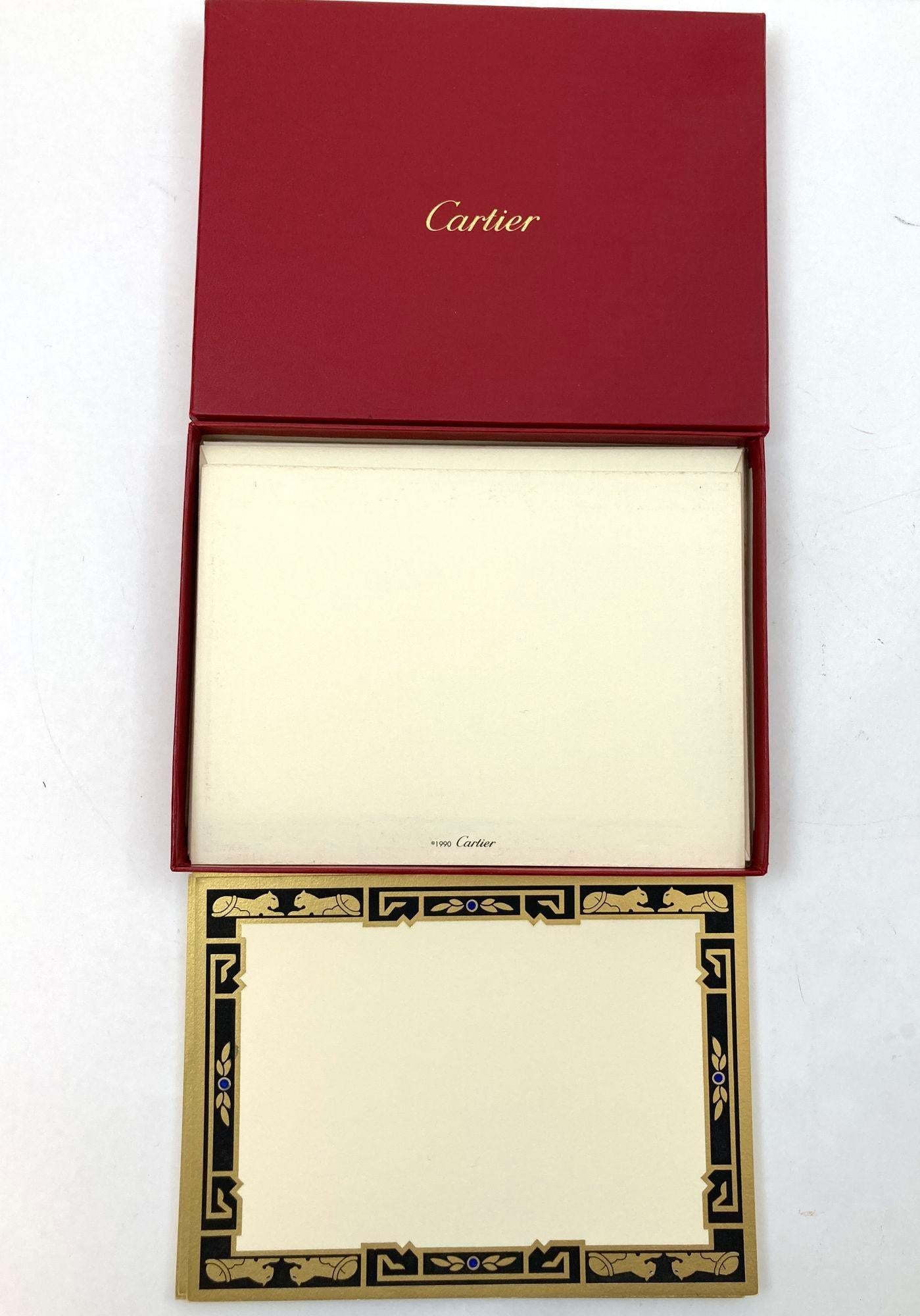Cartier Luxury Card and Envelope Set with the Iconic Panther Jewelry Design.
Authentique Papeterie de Luxe Cartier Carte Lettre et Enveloppe Panthère Noire et Or Edition Limitée Accessoire de Bureau.
Gaufrage d'une construction en papier cartonné