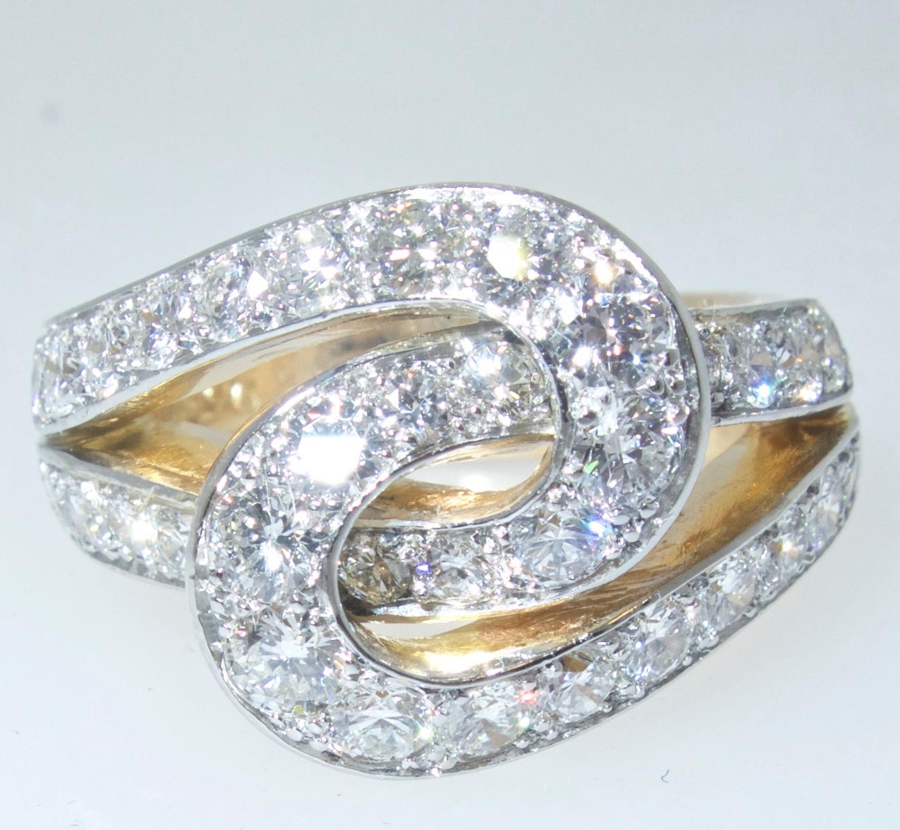 Cartier-Ring mit feinen weißen Diamanten im Brillantschliff - alle gut aufeinander abgestimmt und gut geschliffen:: sind diese weißen Steine in Platin gefasst.  Sie sind alle etwa G Farbe und VS1:: sehr leicht enthalten (konservativ gesprochen). 