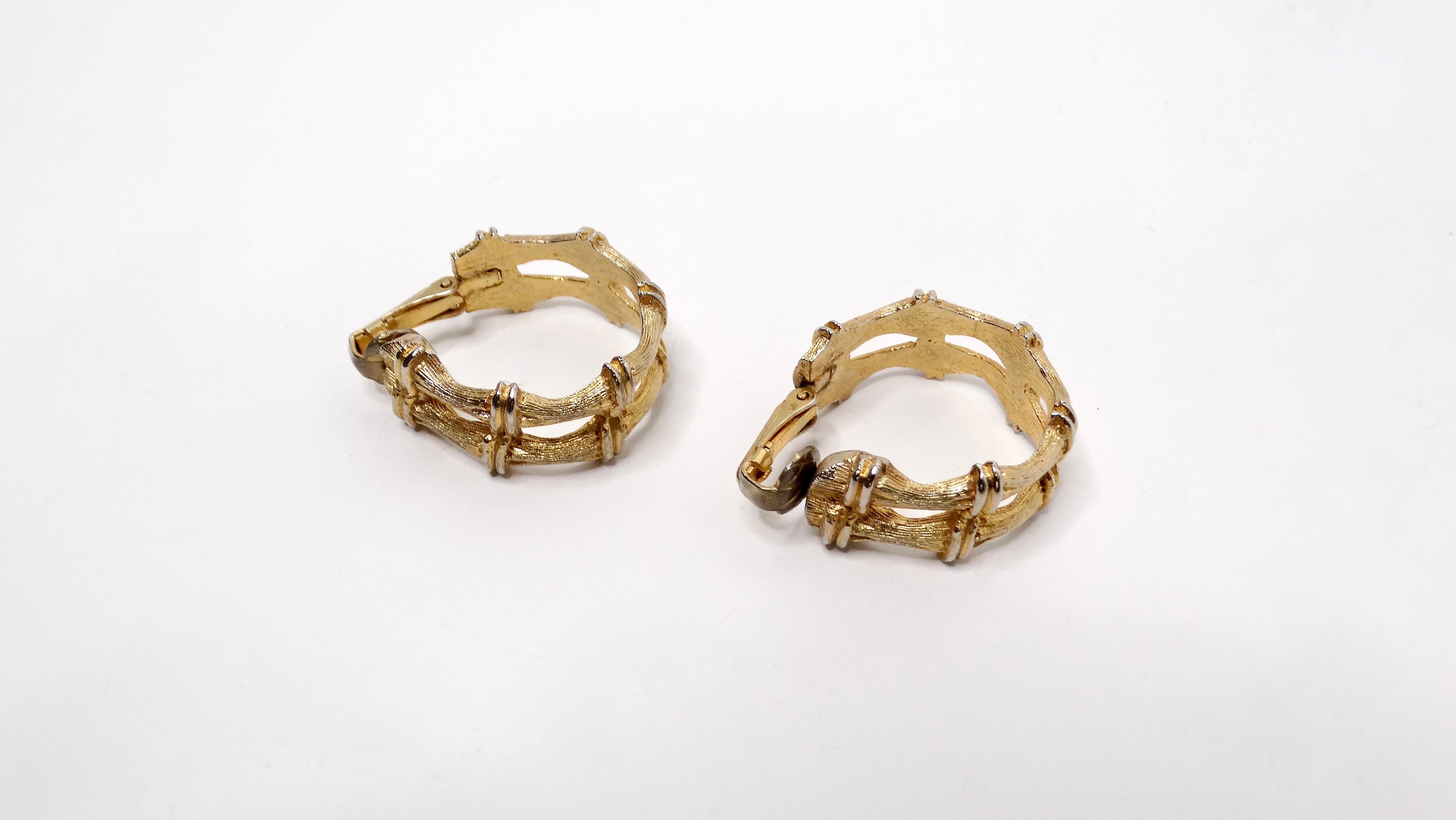 Eleva tu colección de joyas con estos exquisitos pendientes de aro estilo bambú de dos tonos chapados en oro de 14k inspirados en Cartier. El exclusivo diseño inspirado en el bambú encapsula sin esfuerzo la elegancia de la naturaleza al tiempo que