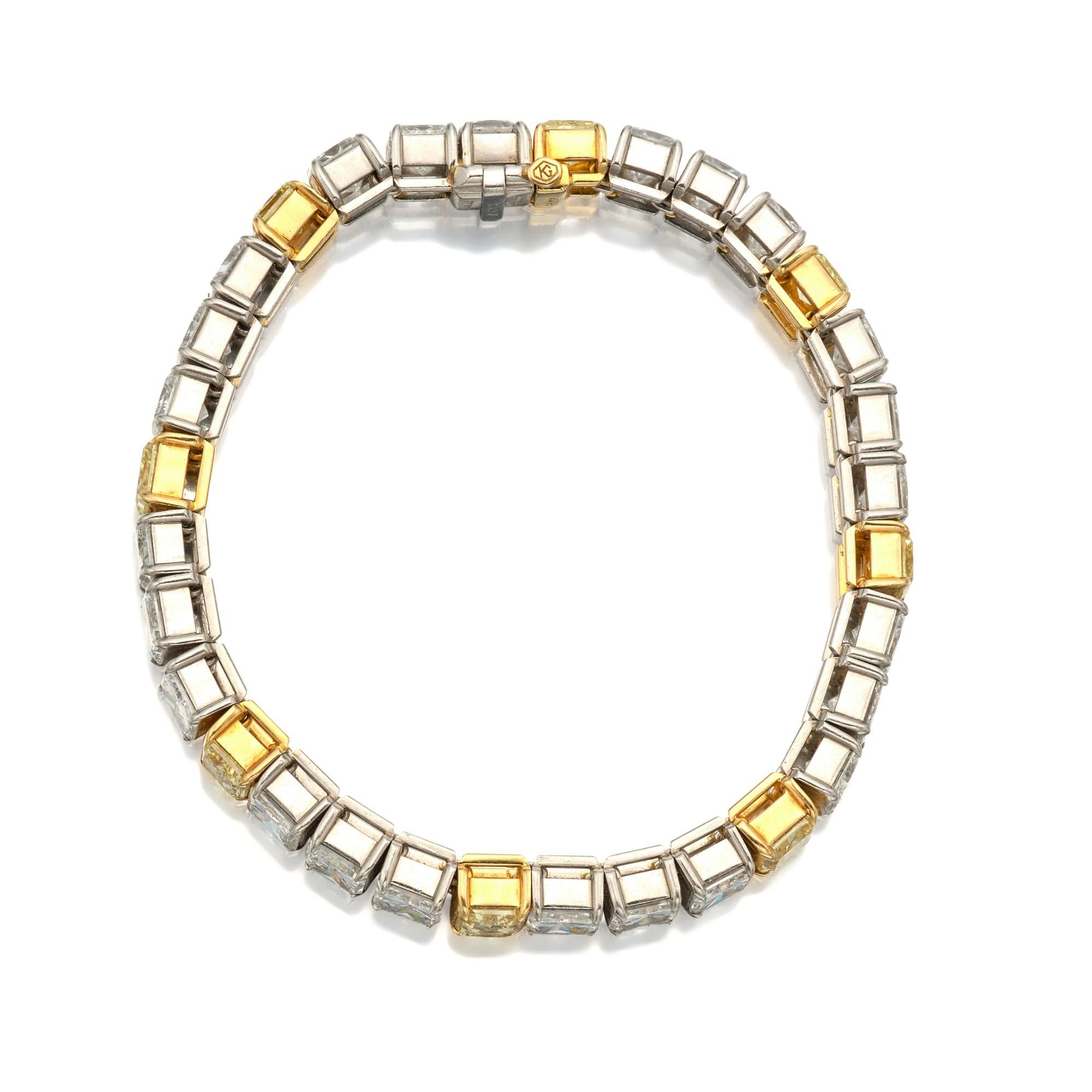 Taille carrée Cartier Bracelet en diamants de couleur jaune intense fantaisie en vente