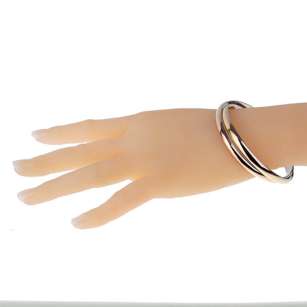 Un iconico braccialetto Cartier realizzato in oro giallo e rosa 18 carati e acciaio inossidabile. Il design è audace e moderno, ma allo stesso tempo morbido e soave. Non si può fare a meno di ammirare la forma di questo braccialetto bangle Cartier