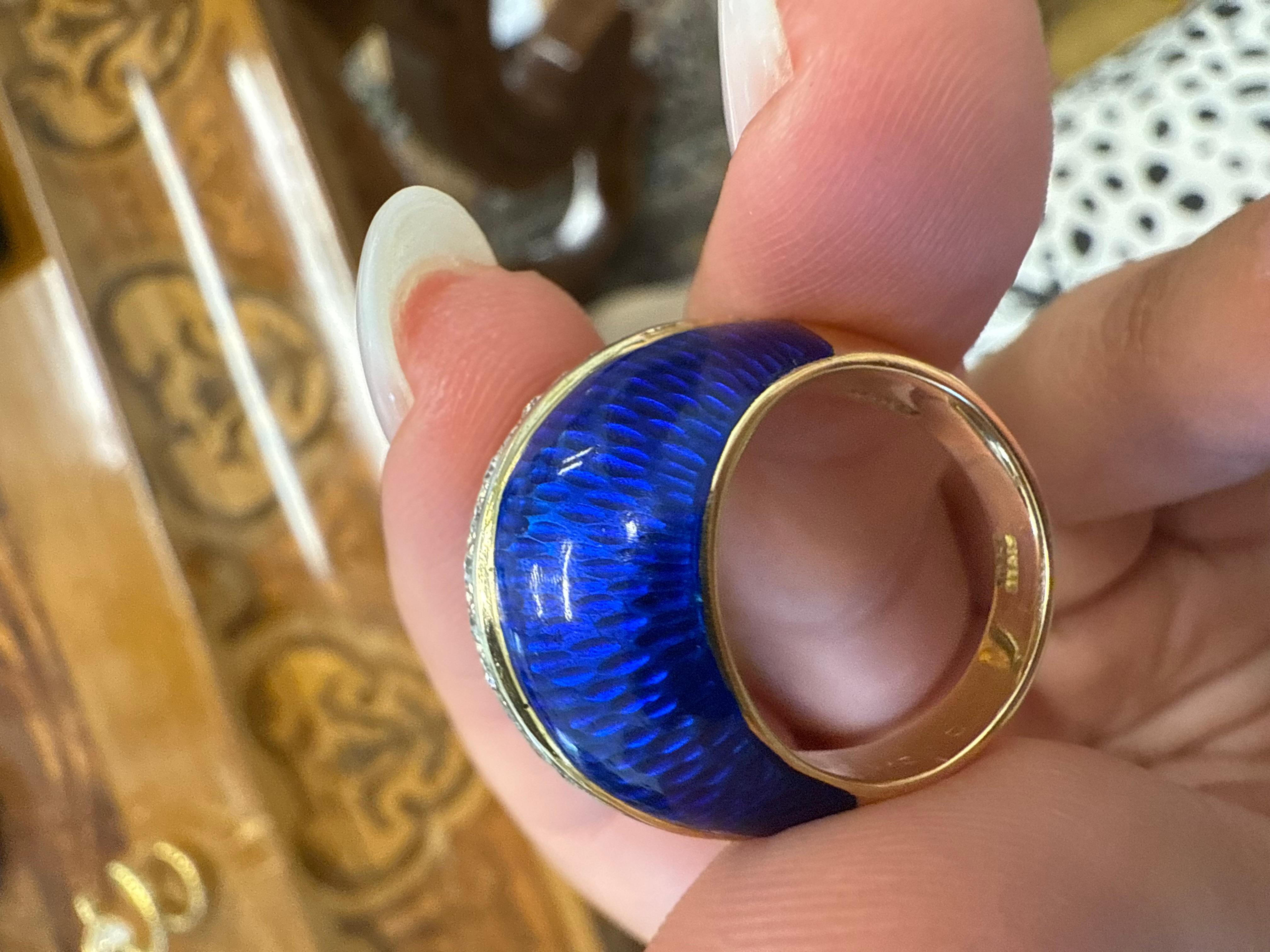 Cartier Italia Anello da Cocktail con Bomba in Oro Giallo e Bianco 18k, Diamanti e Smalto Vintage 1960s



Ecco la possibilità di acquistare un anello di design bellissimo e da collezione. 


L'anello è realizzato da Cartier Italia, periodo vintage