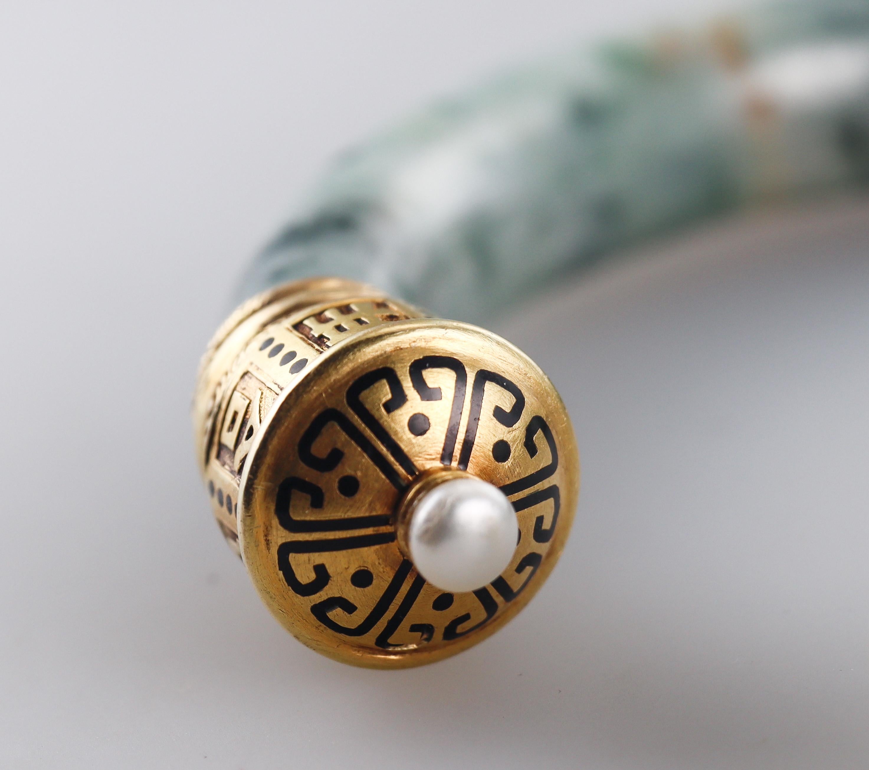 Bracelet manchette en or avec perles de jade de Cartier en vente 1