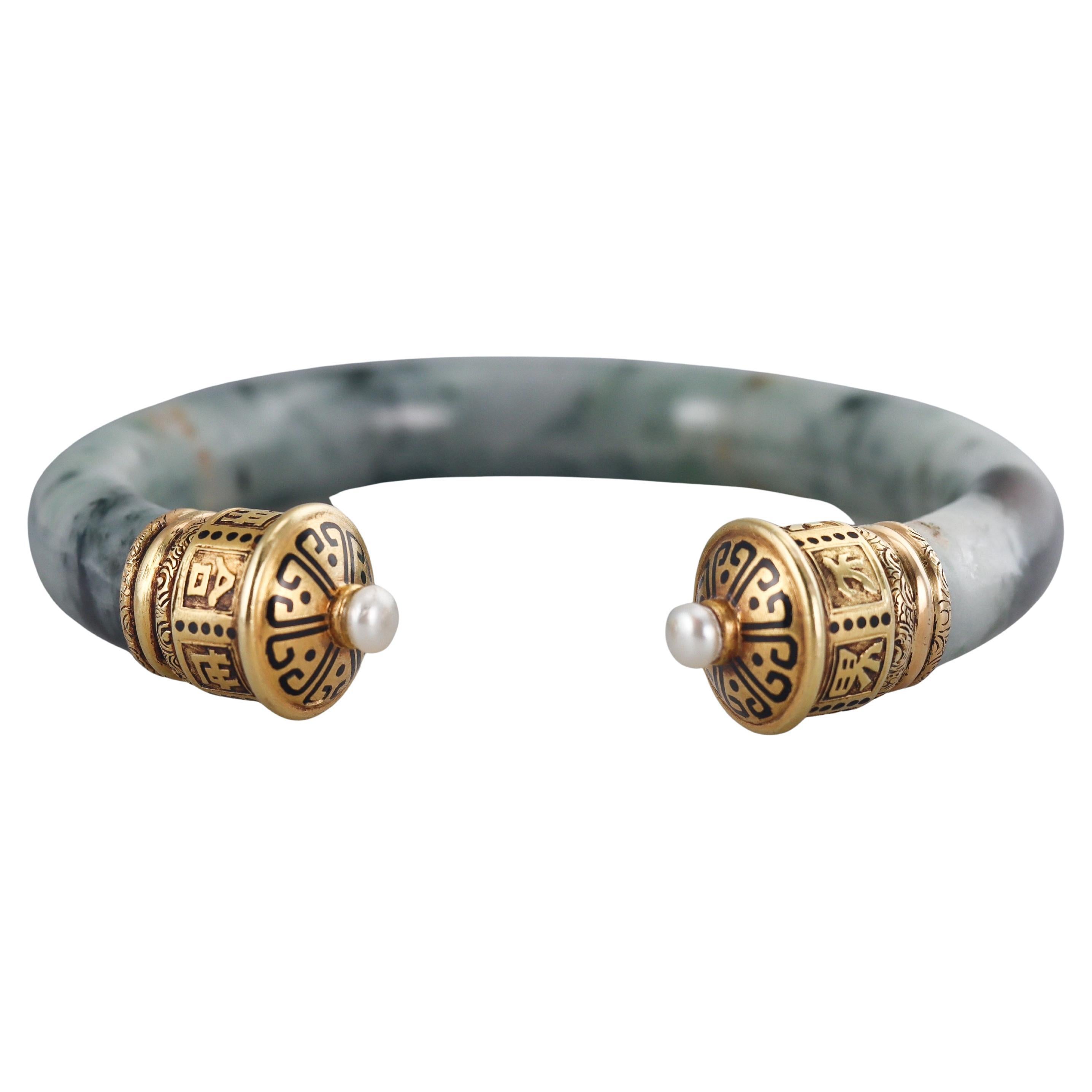Bracelet manchette en or avec perles de jade de Cartier en vente