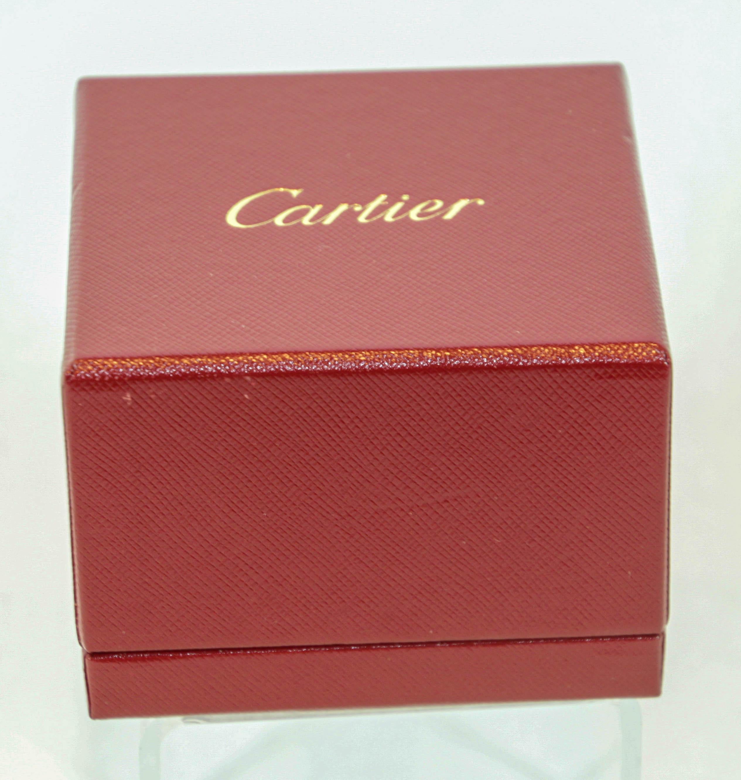Cartier Red Leather Gilt Embossed Ring Presentation Storage Travel box.
Cartier ring presentation box with outer box
Cartier Paris red leather and gold travel ring jewelry storage box.
White lining great to store your Cartier trinity ring.
Made in