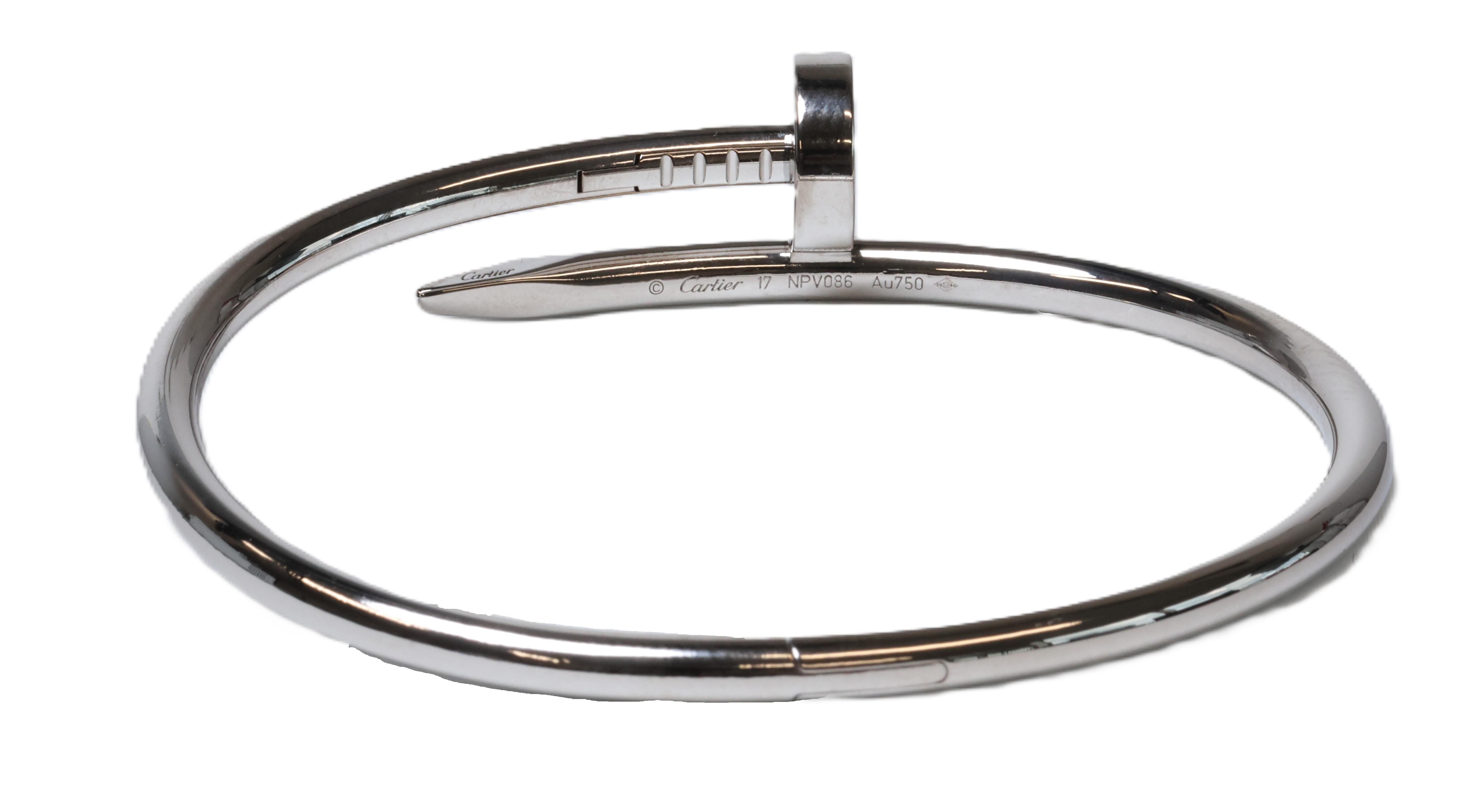 Offrez-vous le summum de l'élégance et de la sophistication avec le bracelet Juste un Clou de Cartier en or blanc 18 carats, taille 17. Icone de Cartier, cette pièce est le fruit d'une attention méticuleuse aux détails et allie sans effort modernité