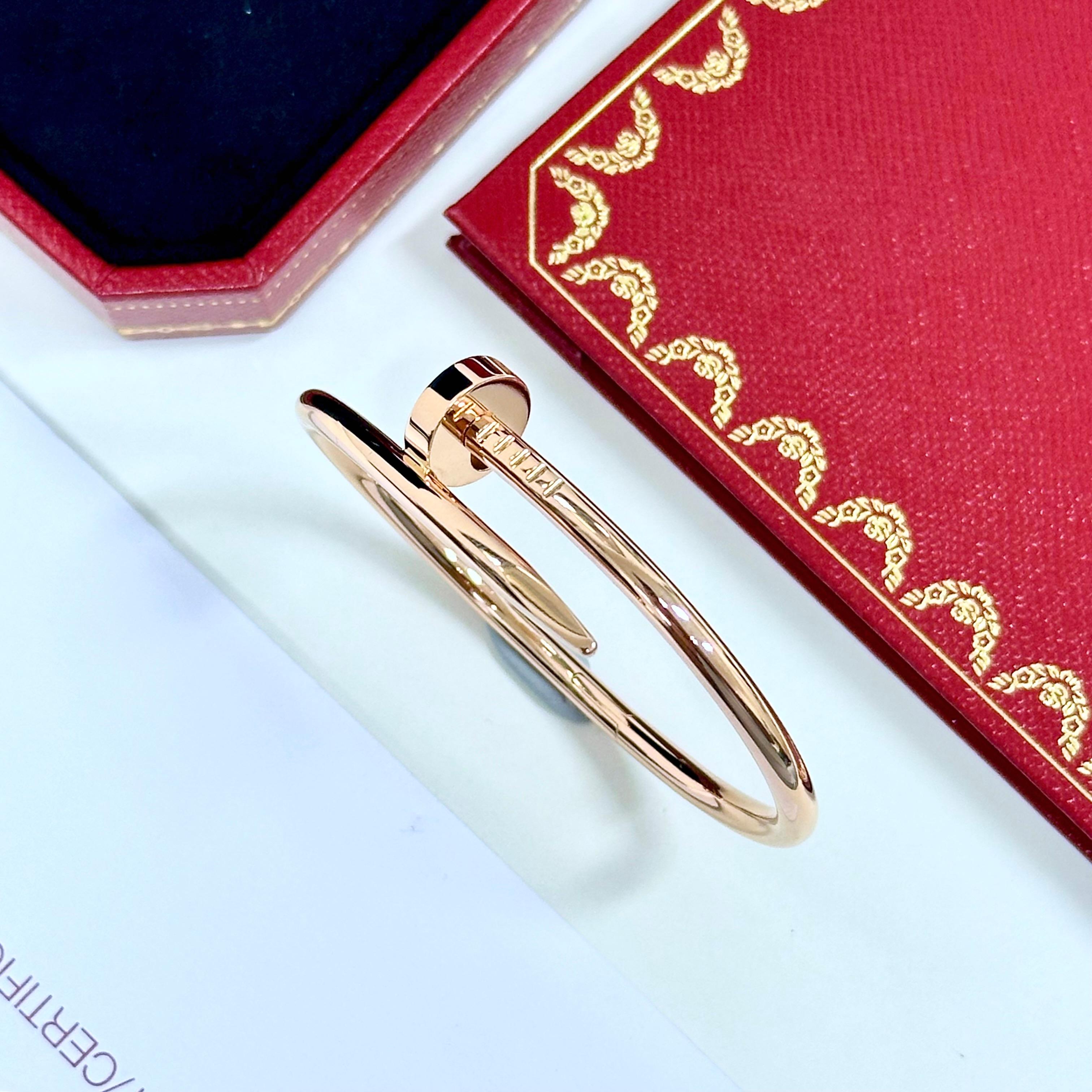 Rehaussez votre collection de bijoux avec cet exquis bracelet à clous Just Un Clou de Cartier en taille 15. Fabriqué en or rose 18ct, ce bracelet de forme ovale est doté d'une fermeture à charnière pour un ajustement confortable. La pièce est ornée