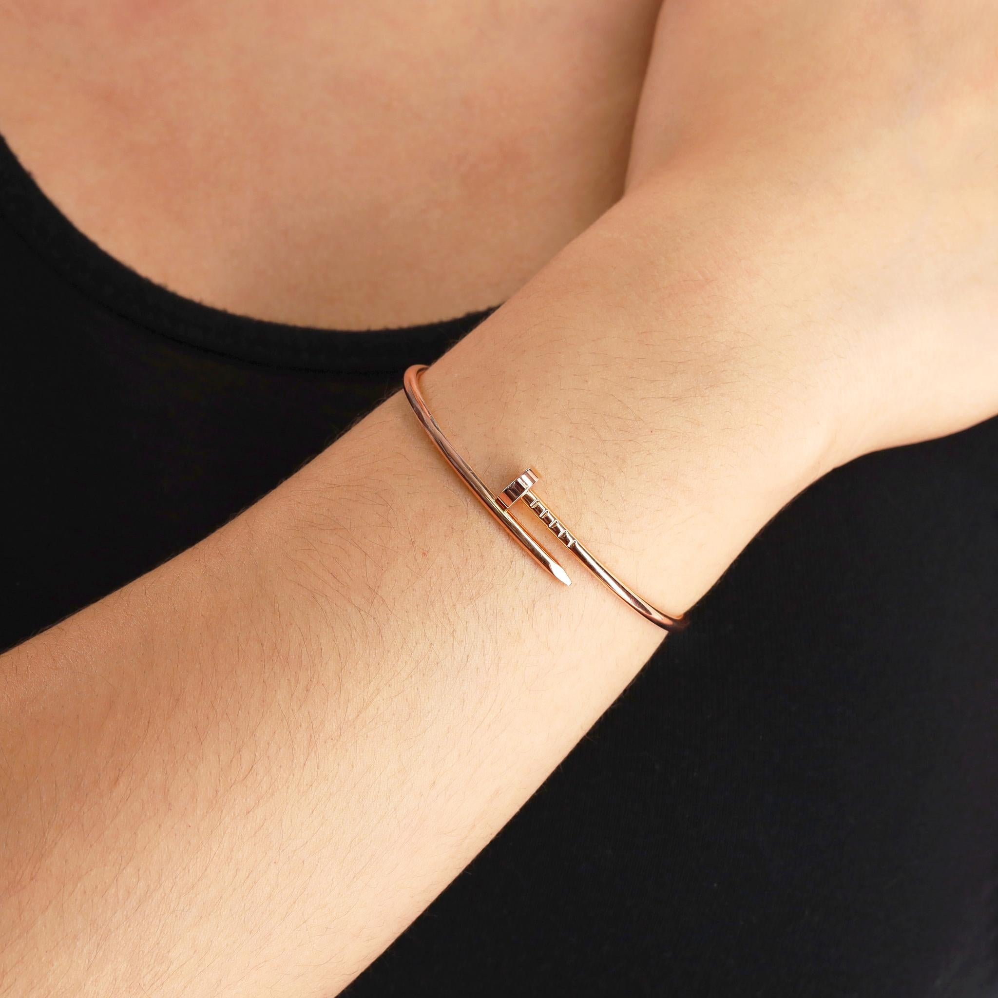 We Adore - Cartier Juste Un Clou Small Bangle 18ct Rose Gold

Conçu en 1971 par Aldo Cipullo, le bracelet Juste un Clou est réalisé en or rose 18 carats.

Conçu en forme d'ongle incurvé et allongé, il s'enroule avec fluidité autour du