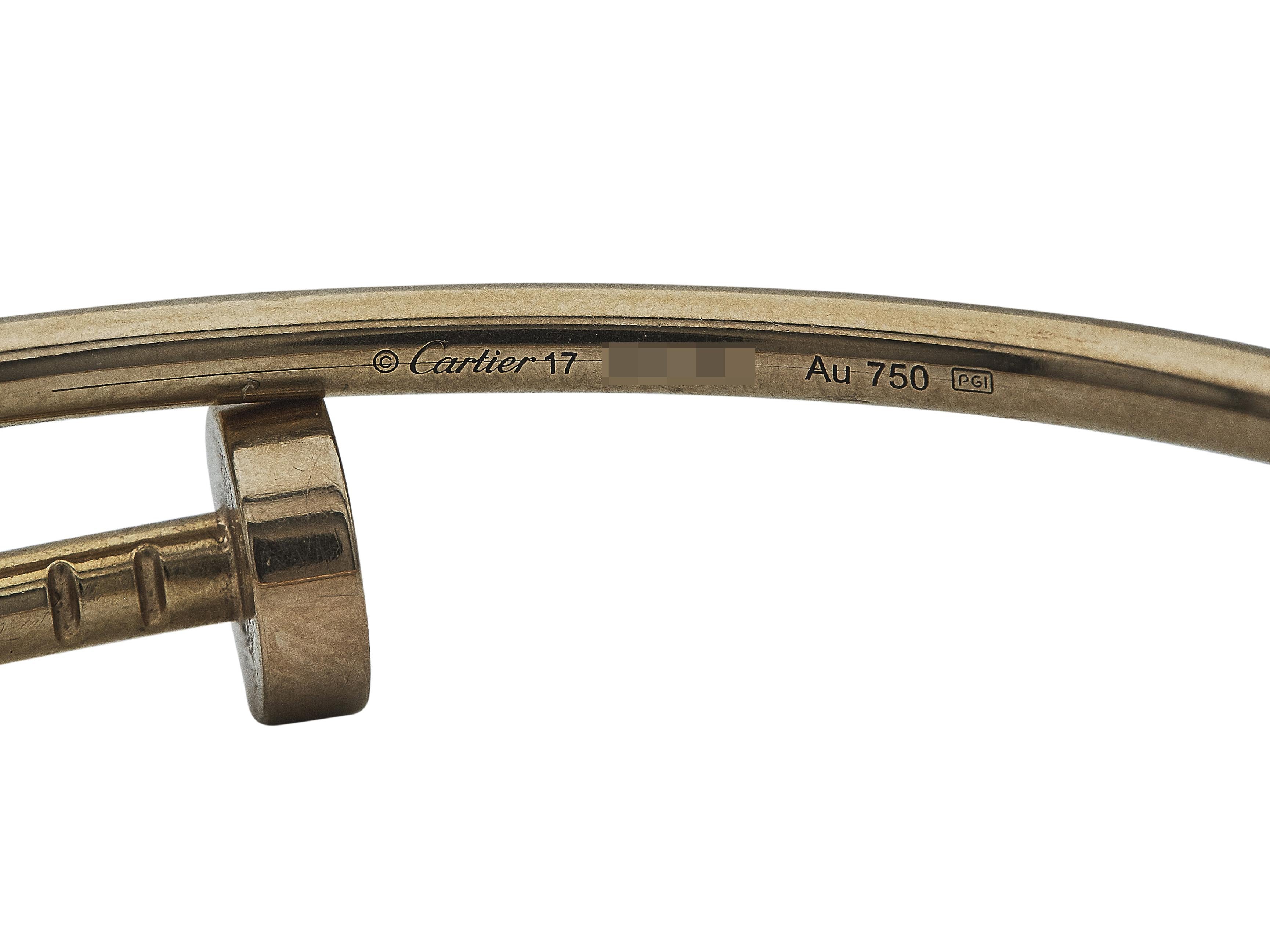 La pulsera:
Una pulsera Cartier Juste un Clou. Este modelo pequeño es de oro rosa de dieciocho quilates, talla 17.

La pulsera está en excelente estado, con sólo unos pequeños arañazos propios del uso normal. 

Acompañado por...
Factura de