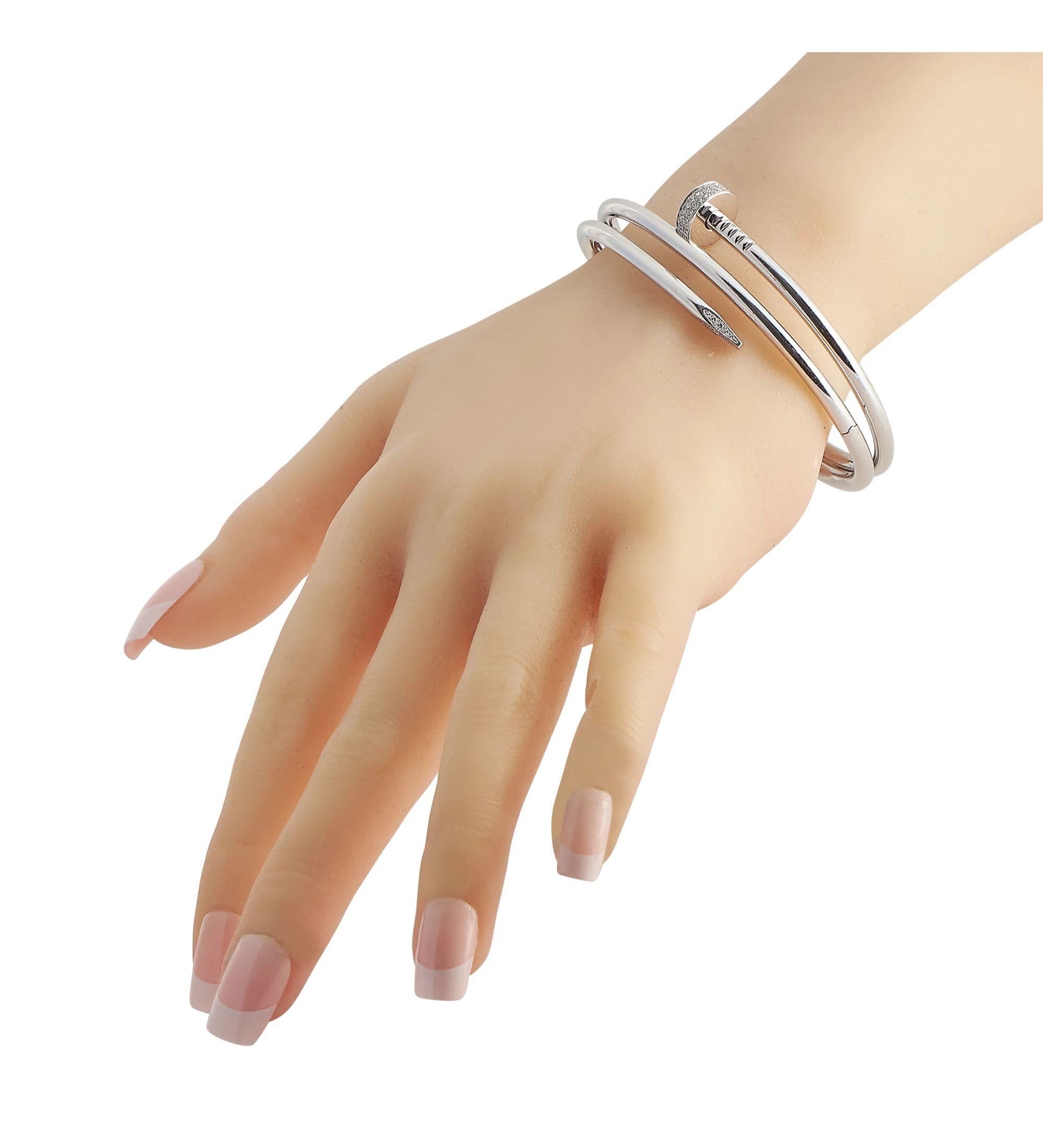 An elegant accessory to help you nail all fashion trends gracefully. This Cartier Juste un Clou Bracelet is crafted in 18K white gold and features a double coil design in the iconic nail motif. The nail-inspired bracelet's head and tip are pave set