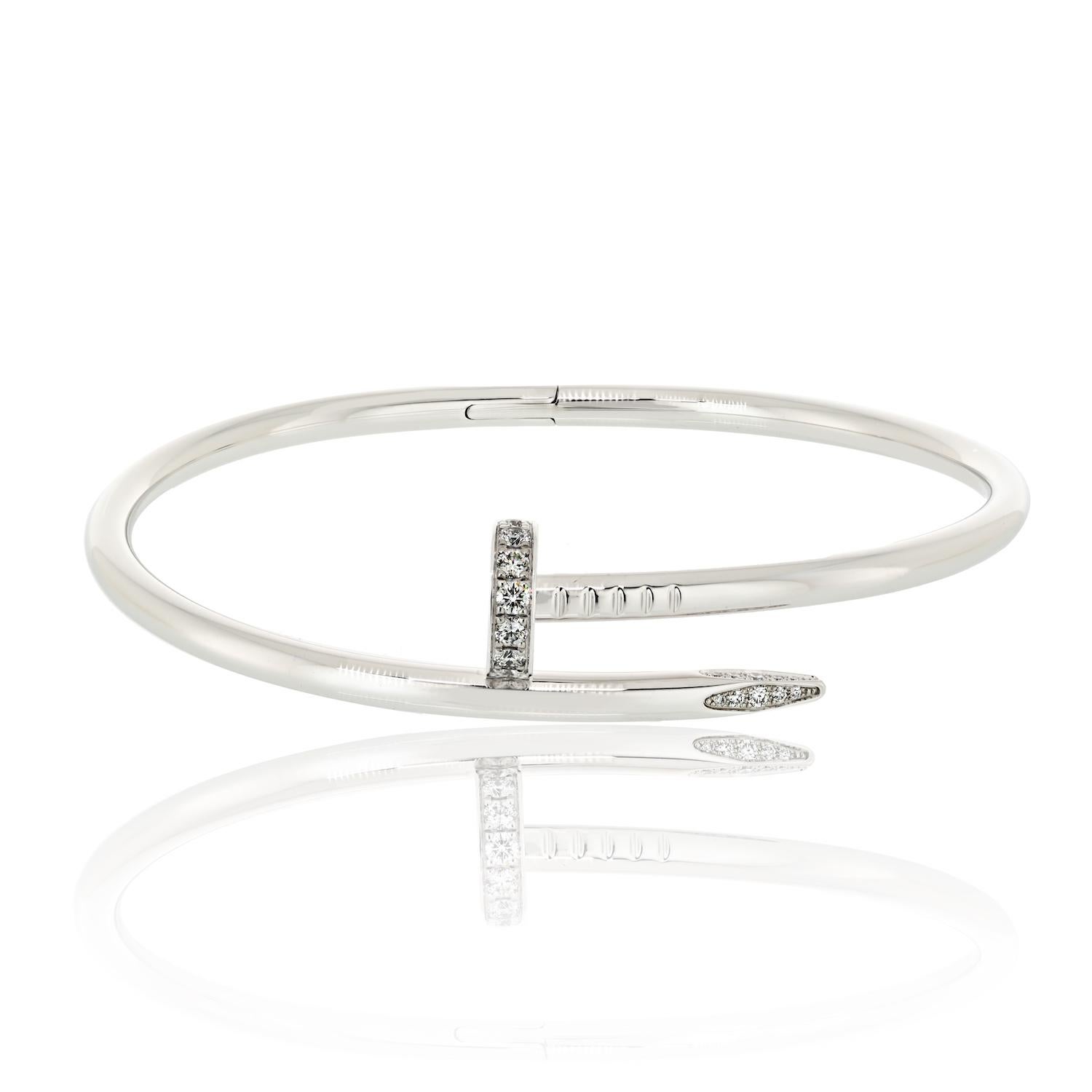 The pre-owned Juste Un Clou white gold diamond nail bracelet is a stunning piece of jewelry that is in excellent condition. This bracelet is crafted from high-quality gold and features a unique nail design that is accented with diamonds. The