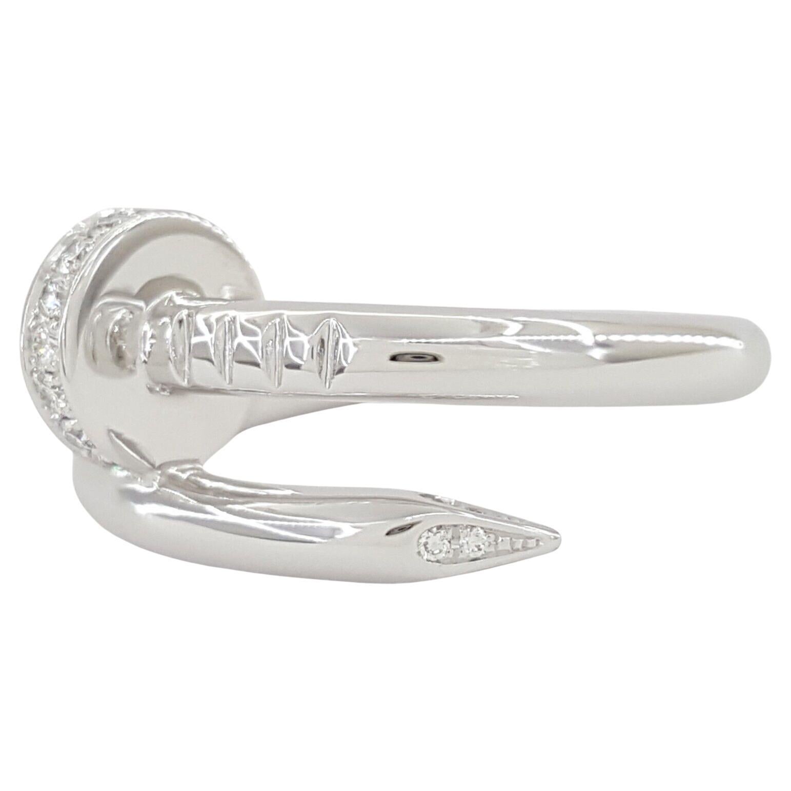 Cartier Juste un Clou 0,13 ct 18K Weißgold Diamant Ring Größe 50 US 5.25.
Der Ring wiegt 7,4 Gramm massives 18K Weißgold, Größe 50 Französisch oder 5,25 (passt bis zu Größe 5,75 Finger aufgrund der Form) mit 22 natürlichen runden Diamanten im