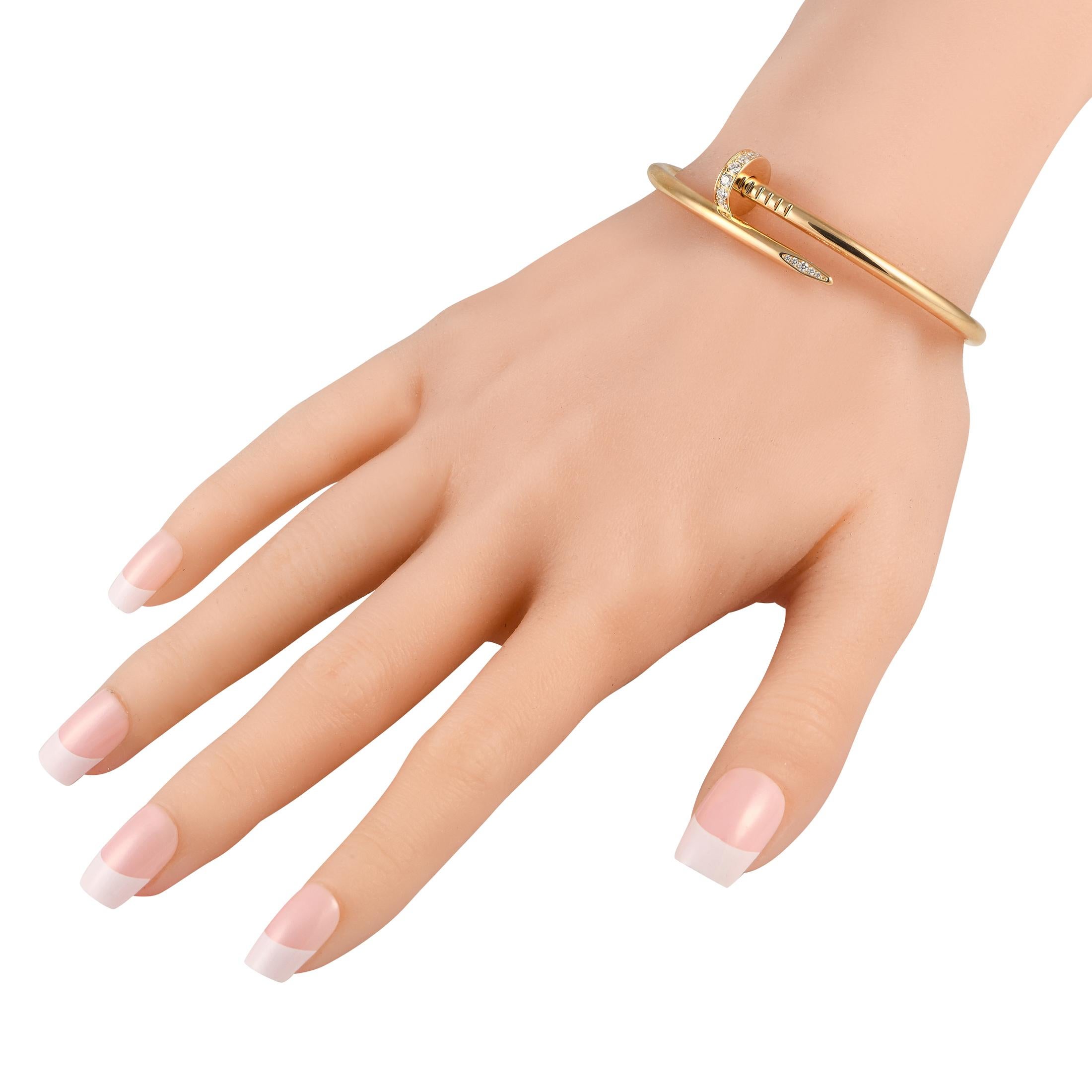Dieses ikonische Cartier Juste Un Clou Armband verleiht jedem Ensemble einen subtilen Hauch von Luxus. Dieses zeitlose Accessoire ist aus glänzendem 18-karätigem Gelbgold gefertigt und mit funkelnden Diamanten besetzt. Dieses Armband in Größe 17 ist