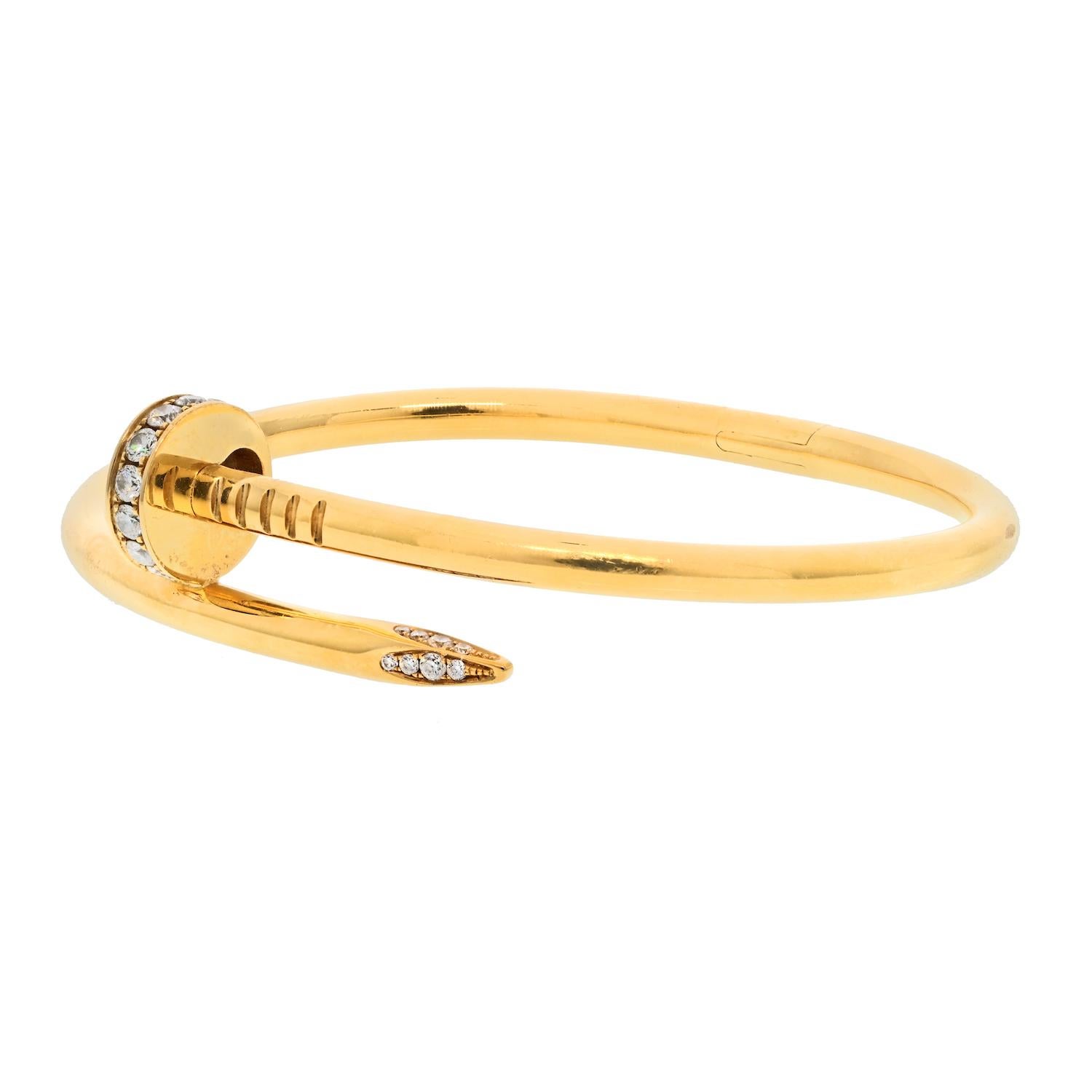 The pre-owned Juste Un Clou yellow gold diamond nail bracelet is a stunning piece of jewelry that is in excellent condition. This bracelet is crafted from high-quality yellow gold and features a unique nail design that is accented with diamonds. The