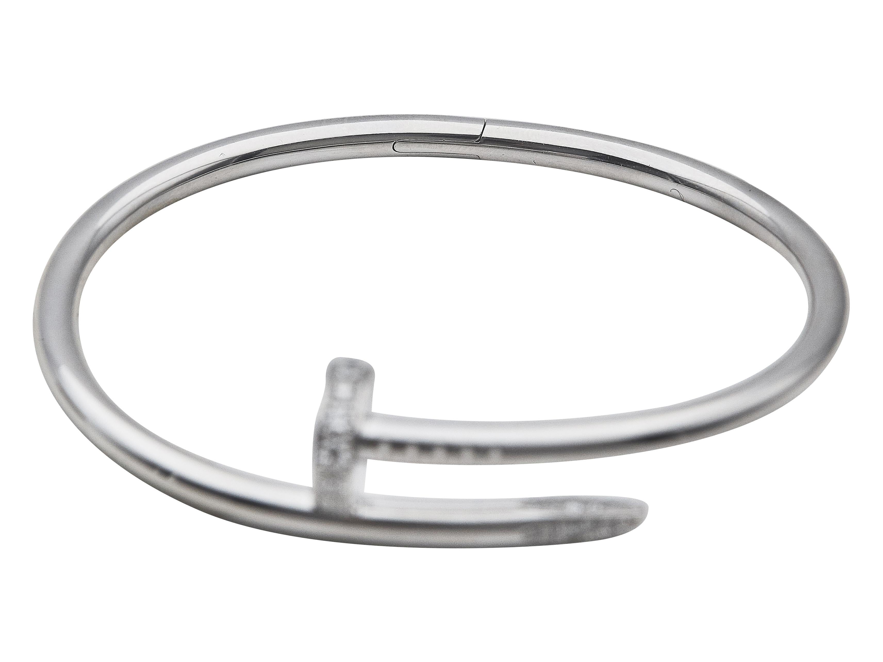 Ce bracelet Juste un Clou de Cartier est réalisé en or blanc 18 carats et diamants, offrant une combinaison parfaite d'élégance et d'innovation. Le bracelet est en bon état avec de petites traces d'usure normale. La collection Juste Un Clou est