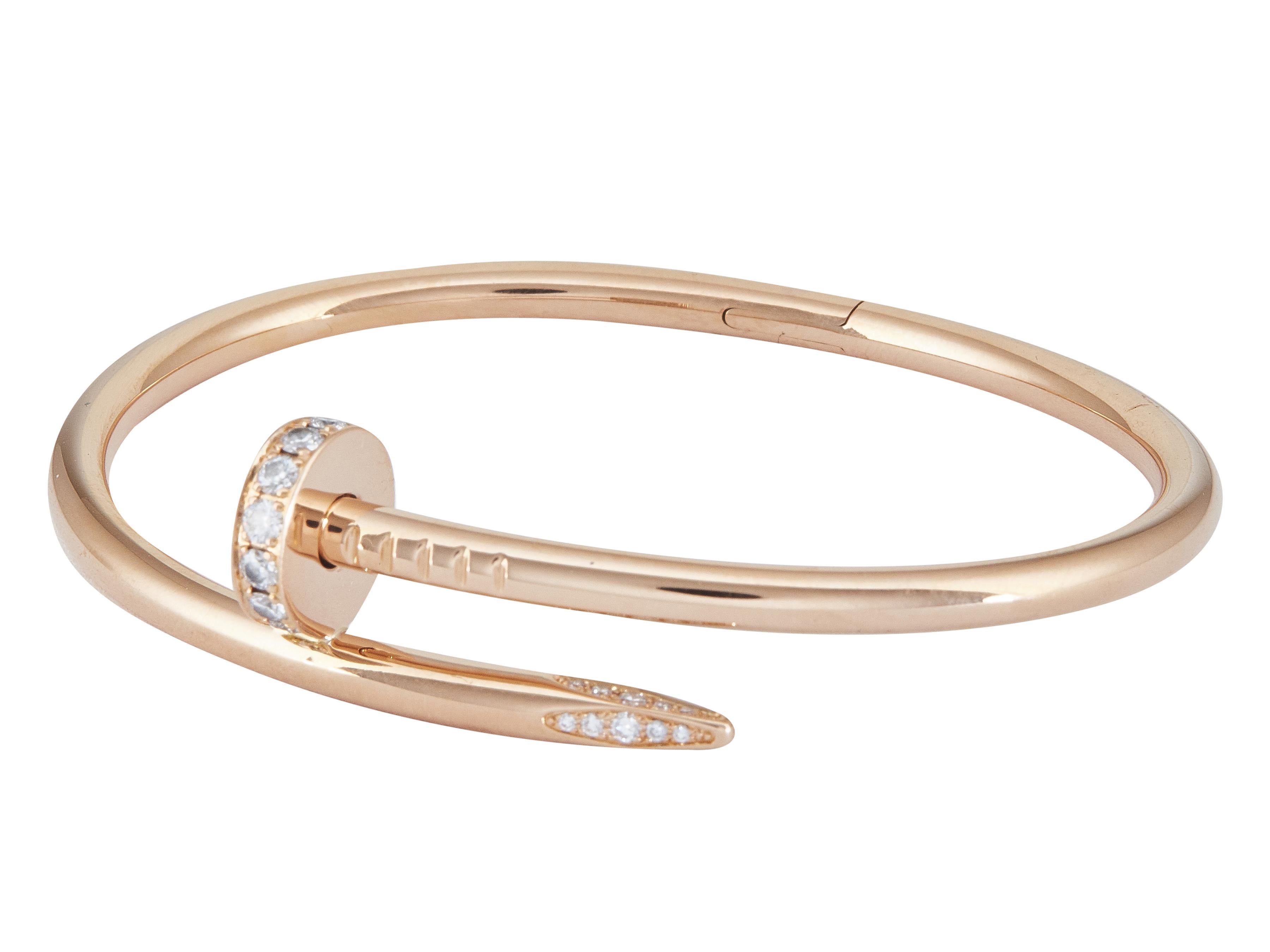 La pulsera: Una pulsera brazalete Cartier Juste Un Clou. El modelo Clásico está diseñado en oro rosa de dieciocho quilates y engastado con diamantes redondos de talla brillante. Es una talla 16.

La pulsera está en excelente estado, con sólo unos