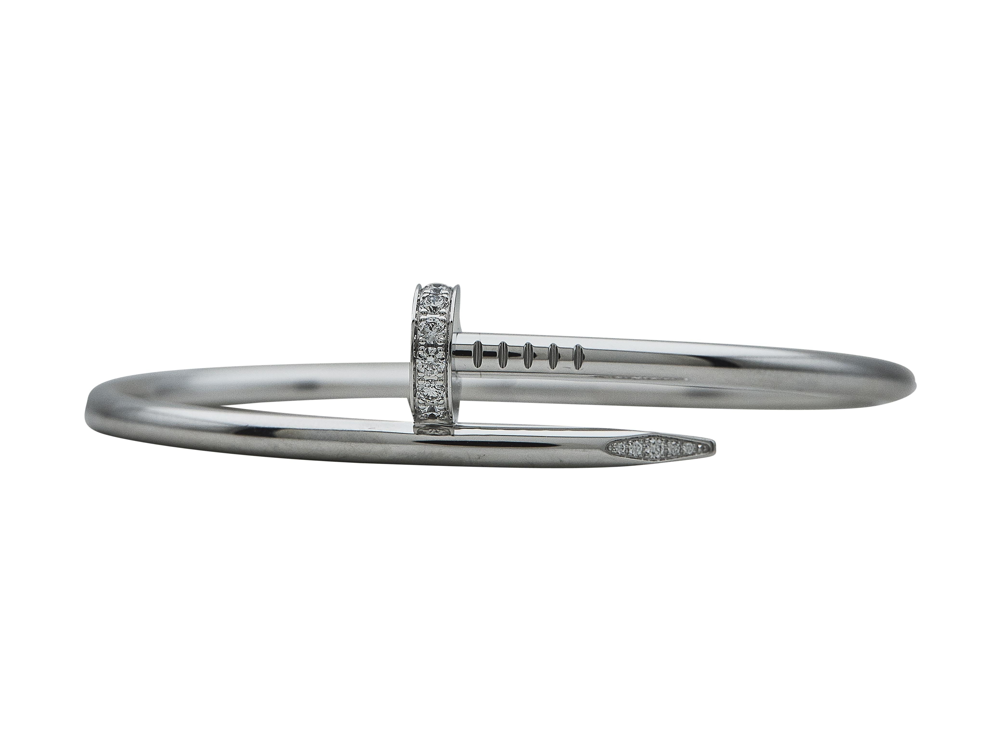 Il bracciale: Un bracciale bangle di Cartier Juste un Clou. Questo modello classico è realizzato in oro bianco a diciotto carati e impreziosito da diamanti rotondi a taglio brillante. È una taglia 18.

Accompagnato da ...
Scatola