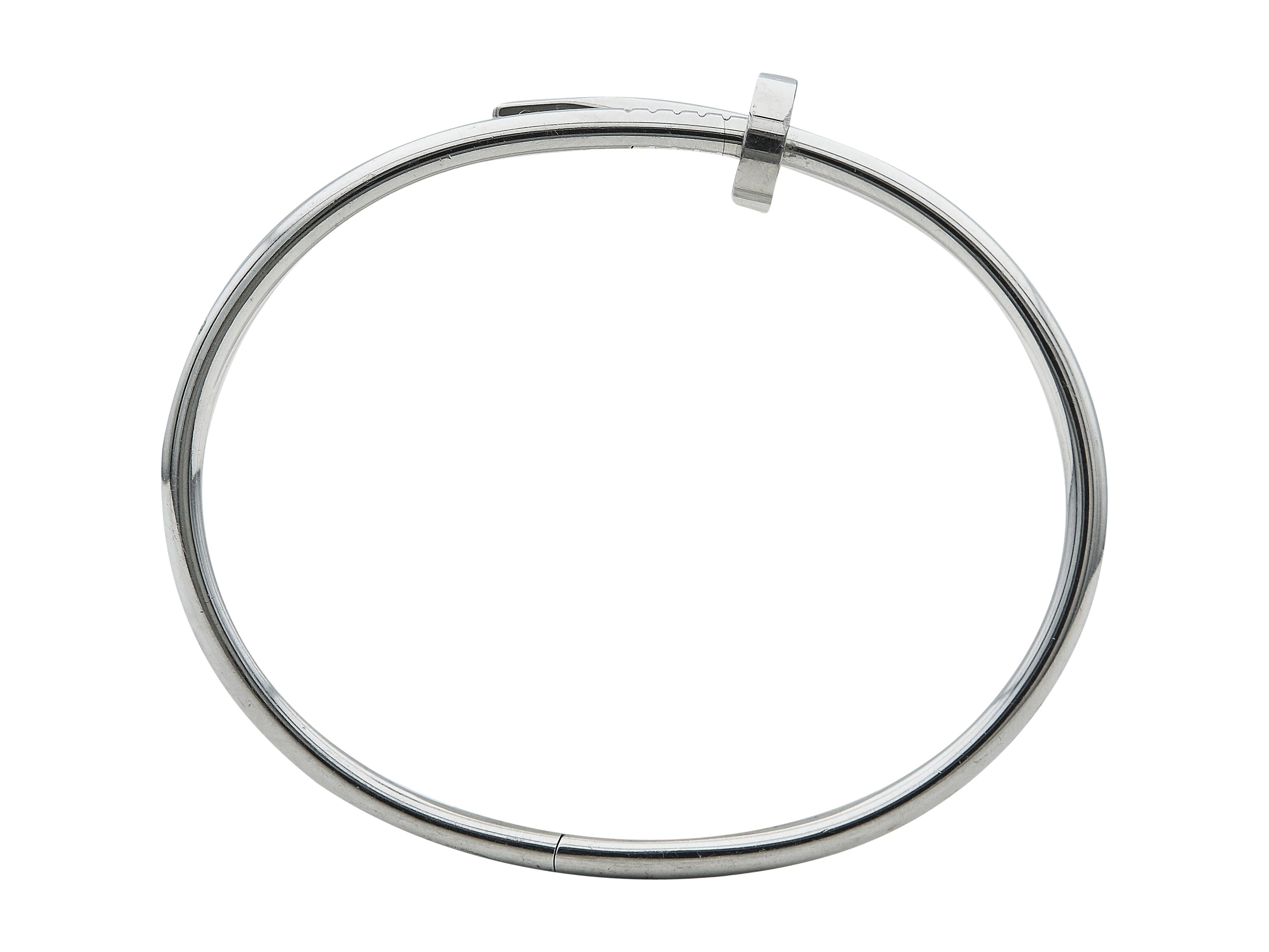 La pulsera: Una pulsera brazalete Cartier Juste un Clou. Este Modelo Clásico está diseñado en oro blanco de dieciocho quilates. Es una talla 20.

La pulsera está en excelente estado, con sólo unos pequeños arañazos propios del uso normal.

Se