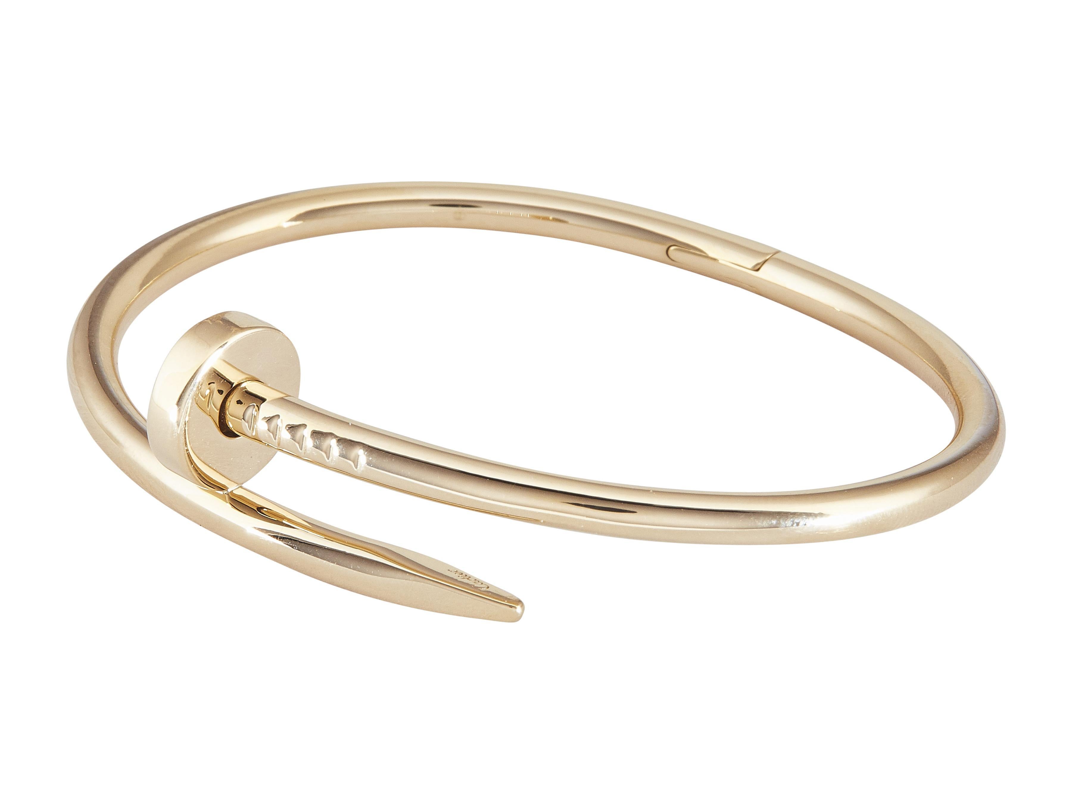 La pulsera:
Una pulsera brazalete Cartier Juste un Clou. Este modelo Clásico está diseñado en oro amarillo de dieciocho quilates. Es una talla 16.

La pulsera está en excelente estado.

Acompañado por...
Certificado de autenticidad Cartier fechado