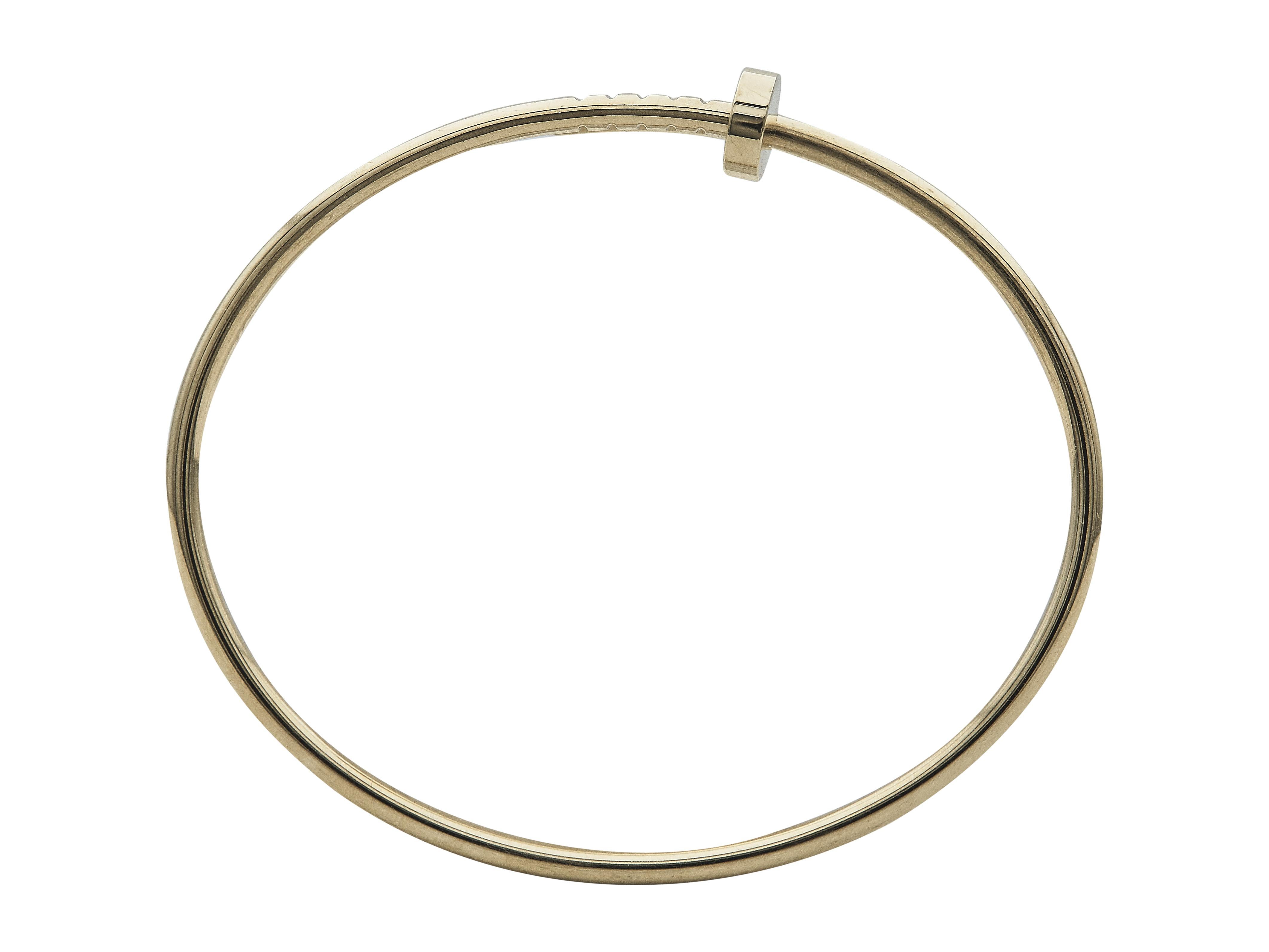 La pulsera: Una pulsera brazalete Cartier Juste un Clou. Este modelo Pequeño está diseñado en oro amarillo de dieciocho quilates. Es una talla 17. 

La pulsera está en excelente estado, con sólo unos pequeños arañazos propios del uso normal.

Se