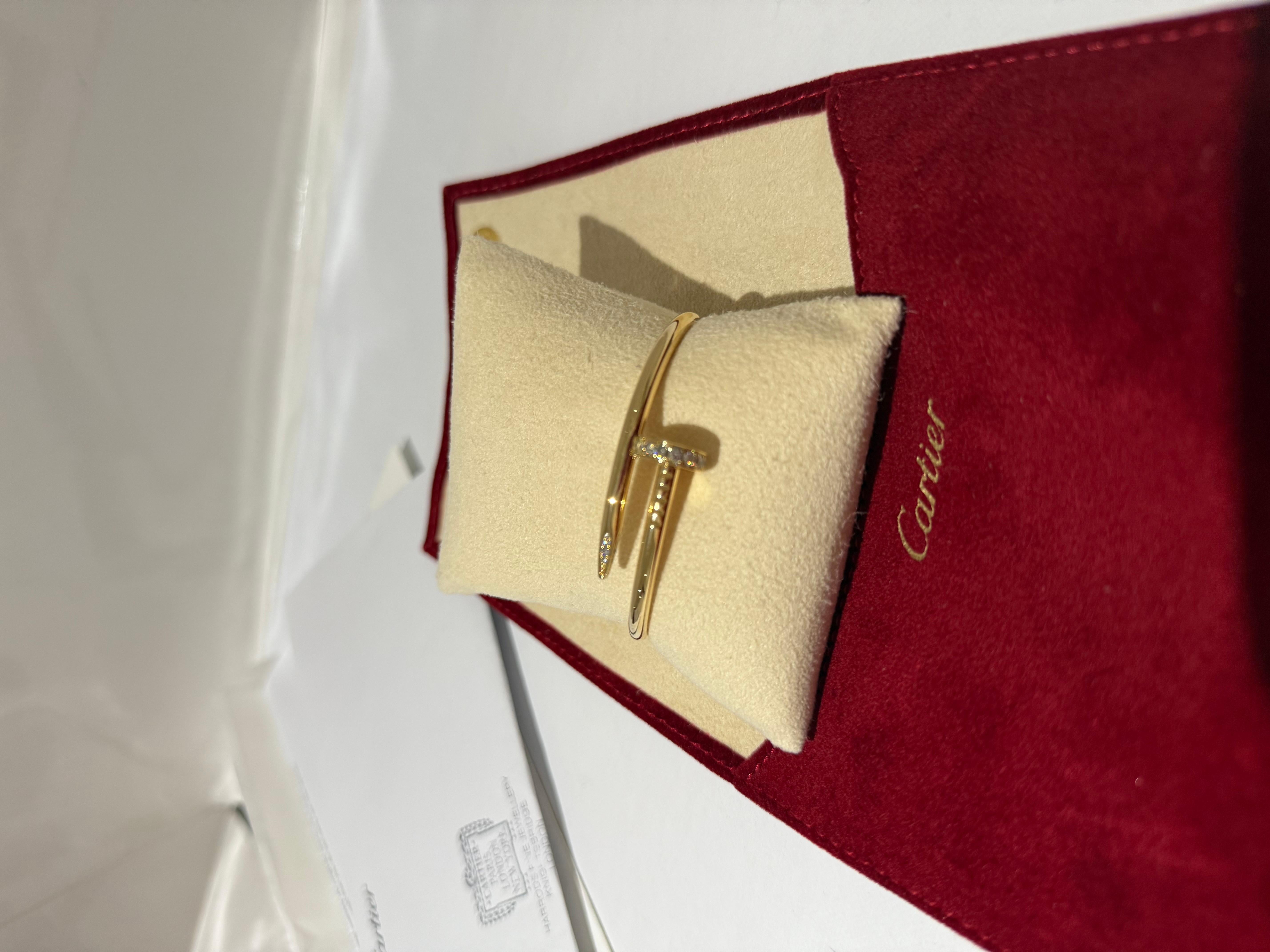 Bracelet Juste un Clou, taille classique, en or jaune 750/1000, serti de 32 diamants taille brillant totalisant 0,58 carats, taille Cartier 15. Ce bracelet est doté d'un fermoir à l'ancienne et pèse 28,9 grammes.
La collection Juste Un Clou de
