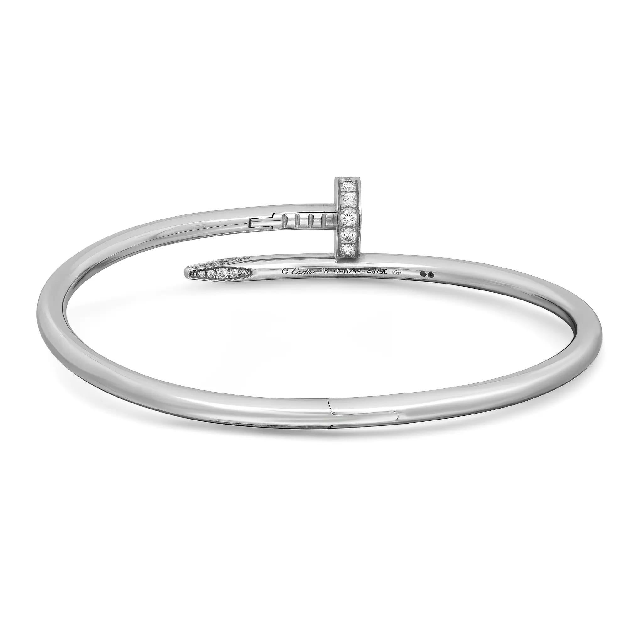 Bracelet en diamants de Cartier Juste un Clou. Modèle classique. Accentué de 32 diamants pesant 0,58 carats. Fabriqué en or blanc 18K. La taille du bracelet est de 18. Largeur : 3,5 mm. Poids total : 35,19 grammes. Excellent état d'usage, légèrement