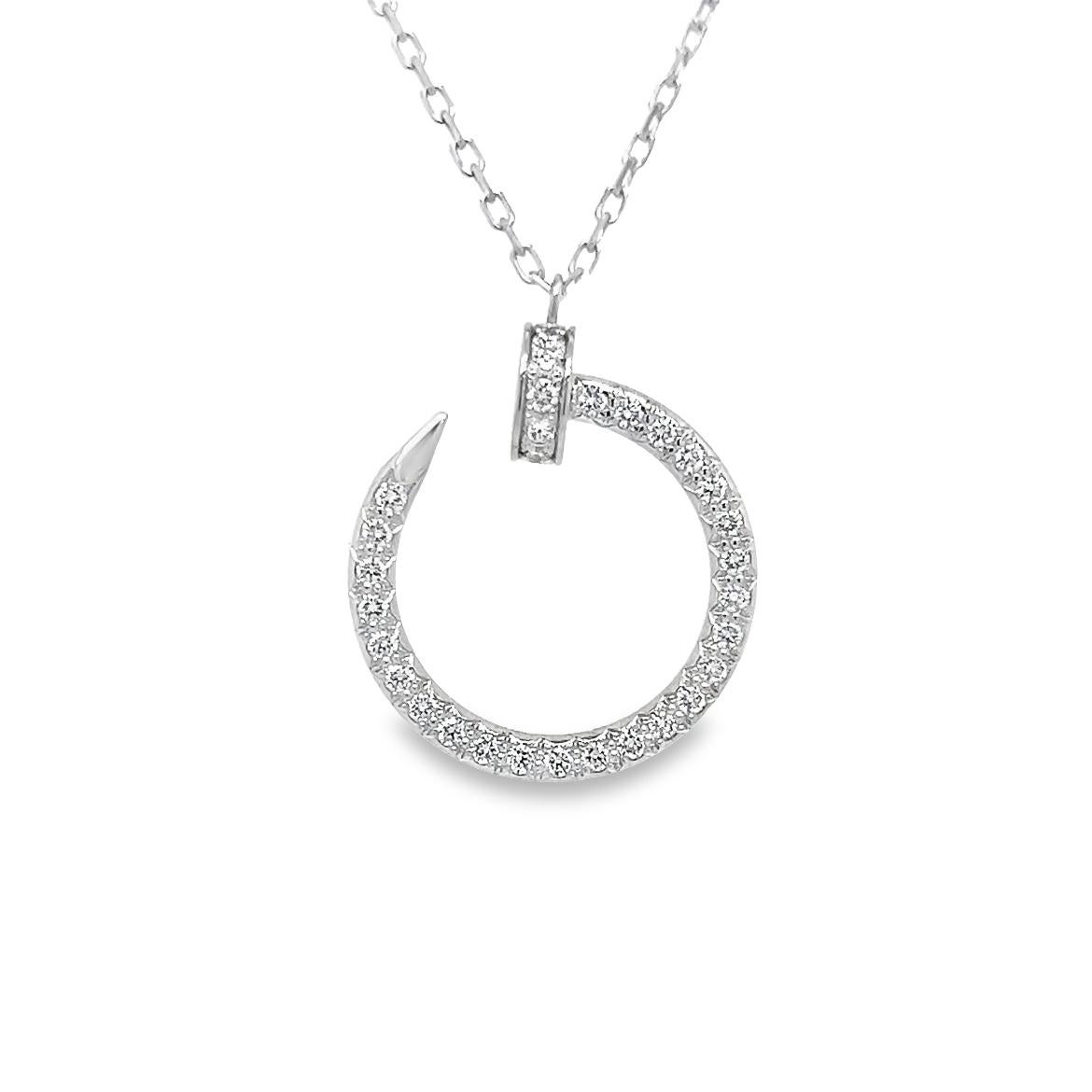Magnifique collier réalisé par le cél�èbre designer Cartier en or blanc 18 carats. Le collier est issu de la ligne Juste Un Clou et présente l'ongle emblématique de la marque entièrement incrusté de diamants ronds naturels de taille brillant. Le