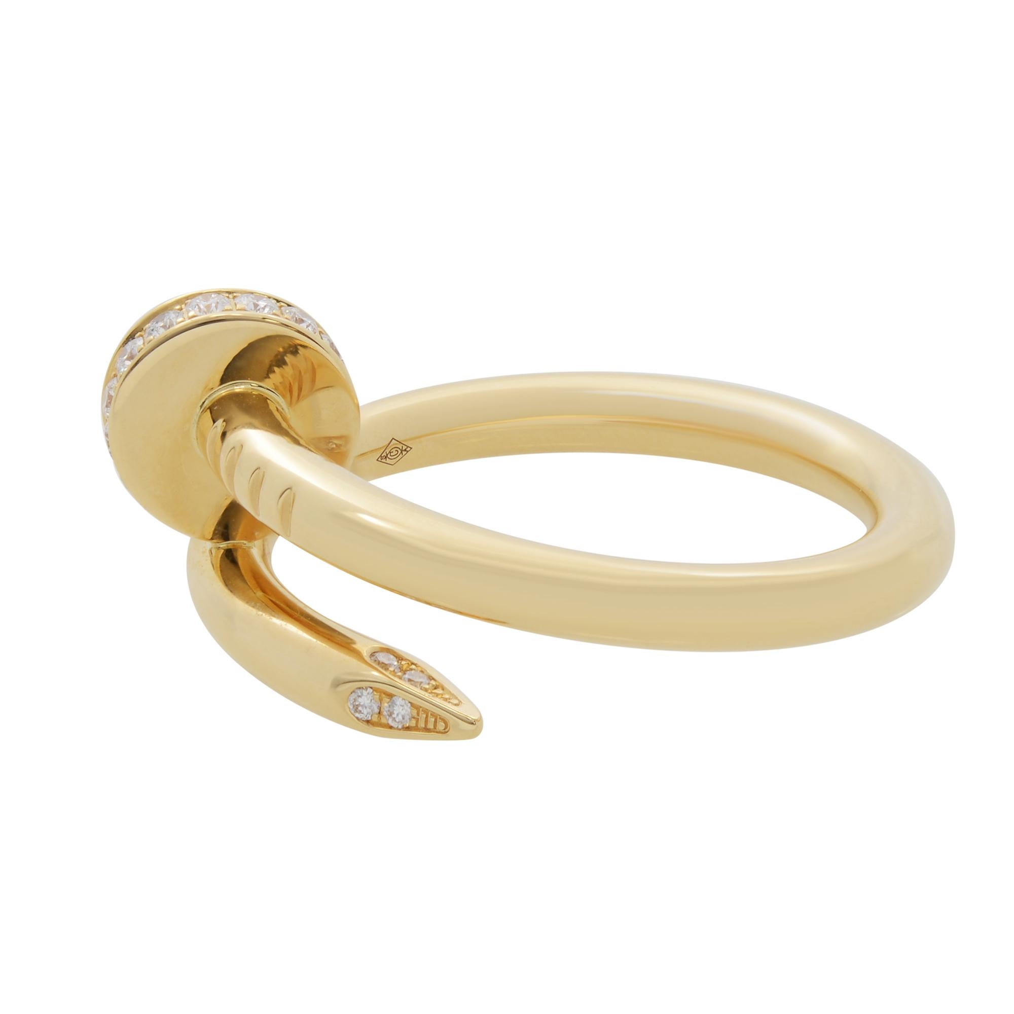 Ring Juste un Clou von Cartier aus 18 Karat Gelbgold. Mit 22 Diamanten im Brillantschliff von insgesamt 0,13 Karat besetzt. Breite: 2,65 mm. Ring Größe 54 US 7. Ausgezeichneter gebrauchter Zustand. Sieht ungetragen aus. Kommt mit Originalverpackung