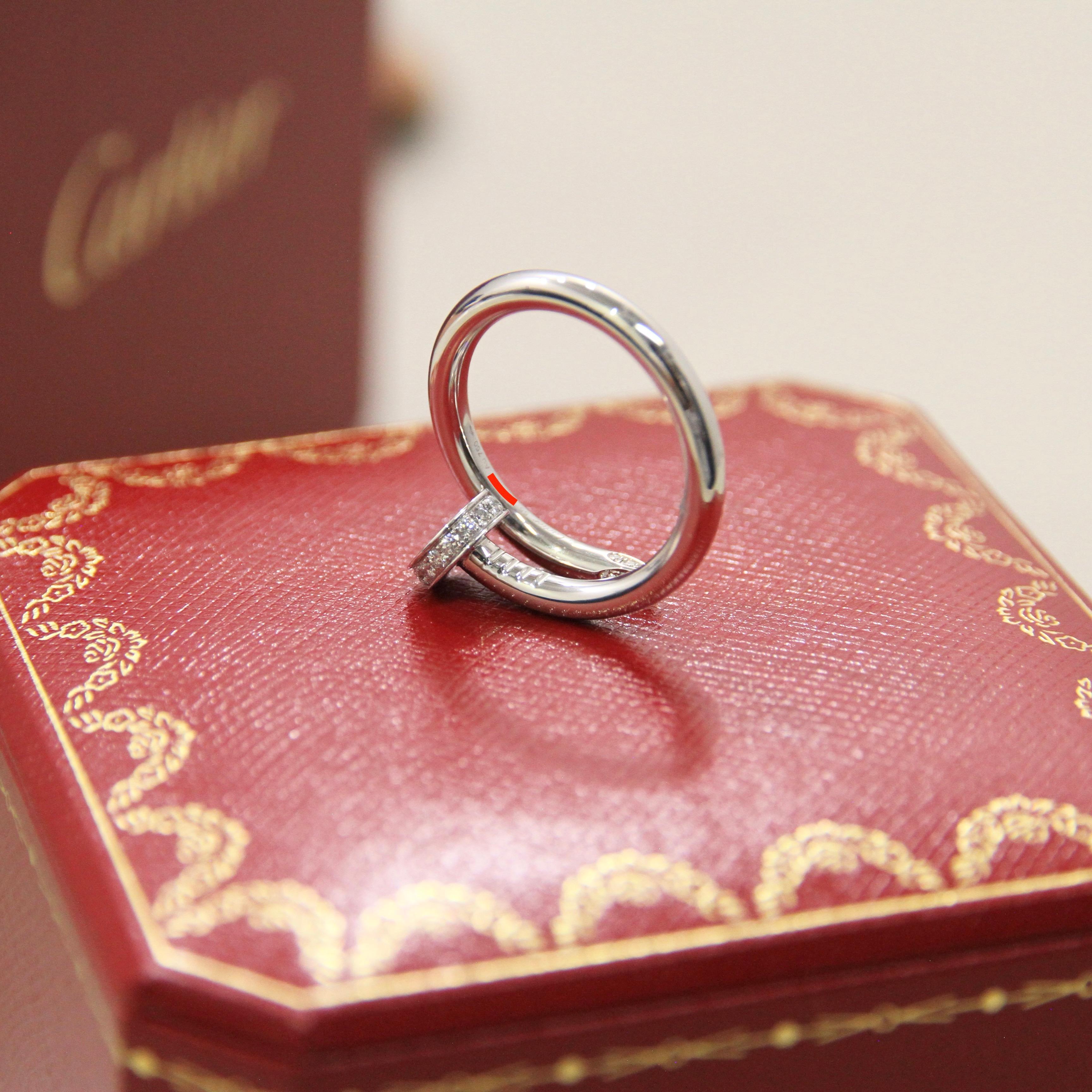Per chi apprezza l'artigianato francese e l'eleganza senza tempo, questo anello Cartier Juste un Clou è un must-have. Delicatamente realizzato in oro bianco 18 carati, questo anello presenta uno splendido diamante bianco rotondo con un peso totale