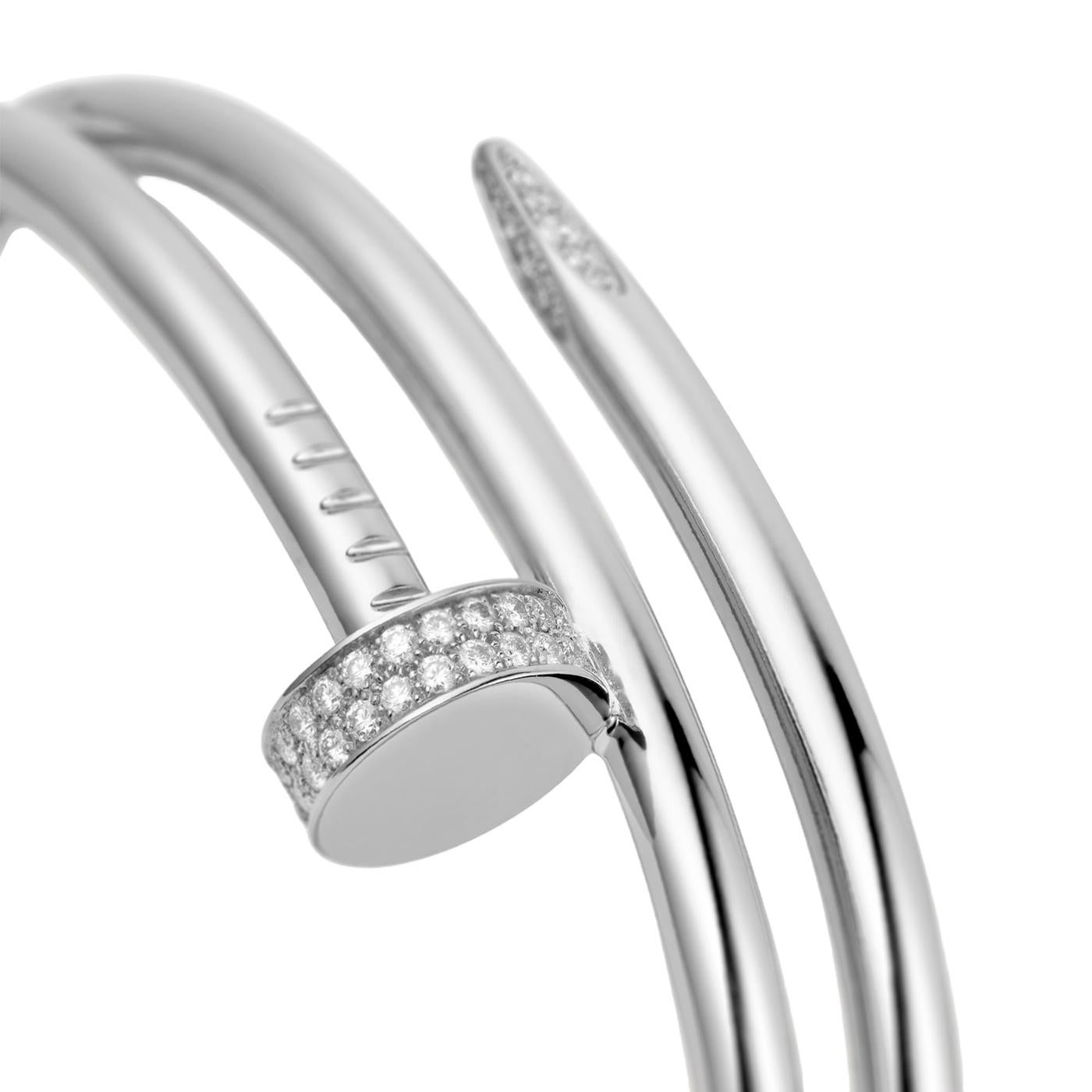 Un'unghia diventa un gioiello. Progettato nella New York degli anni '70, il primo bracciale Juste un Clou rifletteva un'epoca selvaggia e libera. Audace, moderno e innovativo, Juste un Clou è una rivisitazione creativa di un oggetto familiare.