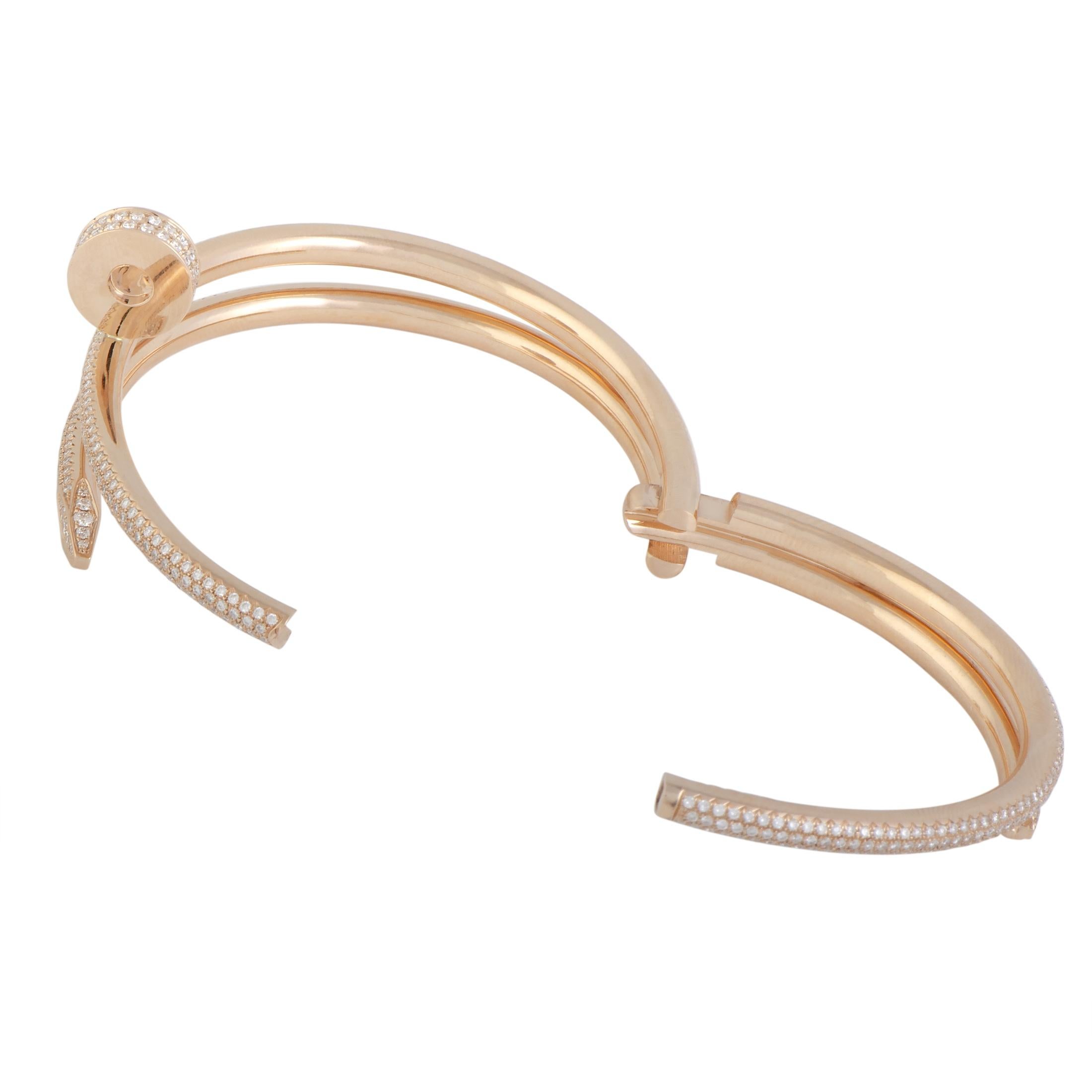 If you are looking for a fashionable jewelry piece that boasts offbeat design with a distinctly luxurious décor then this fascinating Cartier bracelet is a perfect choice. Created for the renowned “Juste un Clou” collection, it is made of radiant