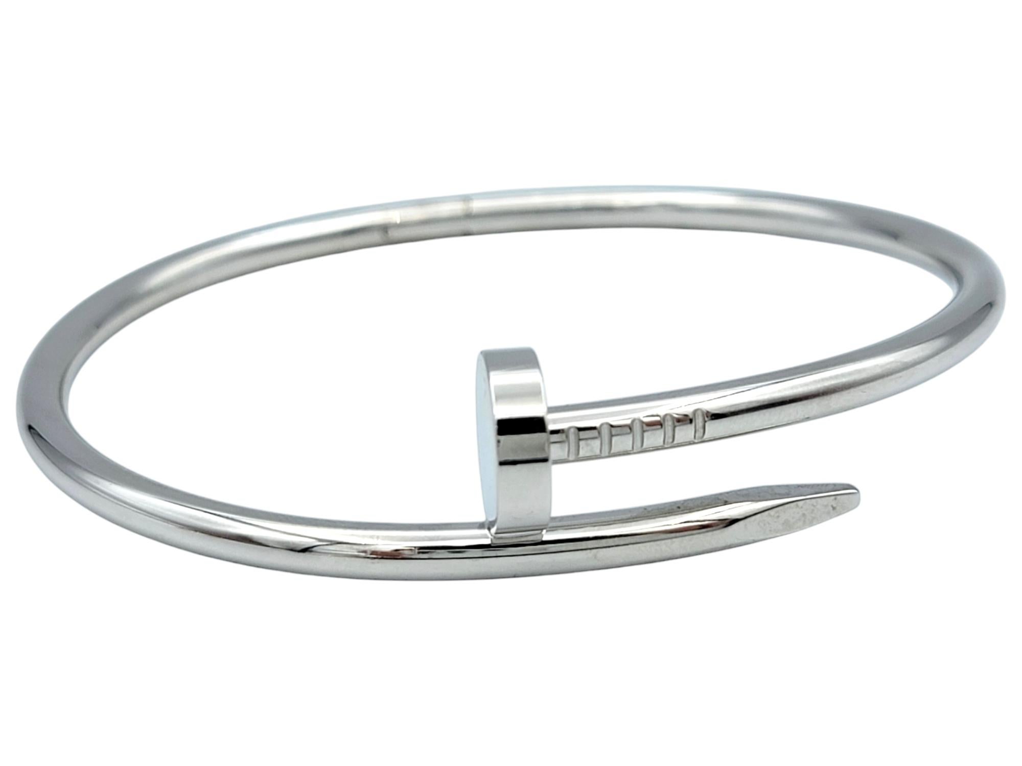 Elegez l'élégance intemporelle avec ce bracelet iconique Juste Un Clou de Cartier, méticuleusement réalisé en or blanc 18 carats rayonnant. Conçu comme une réinterprétation audacieuse d'un objet du quotidien, ce bracelet incarne la créativité