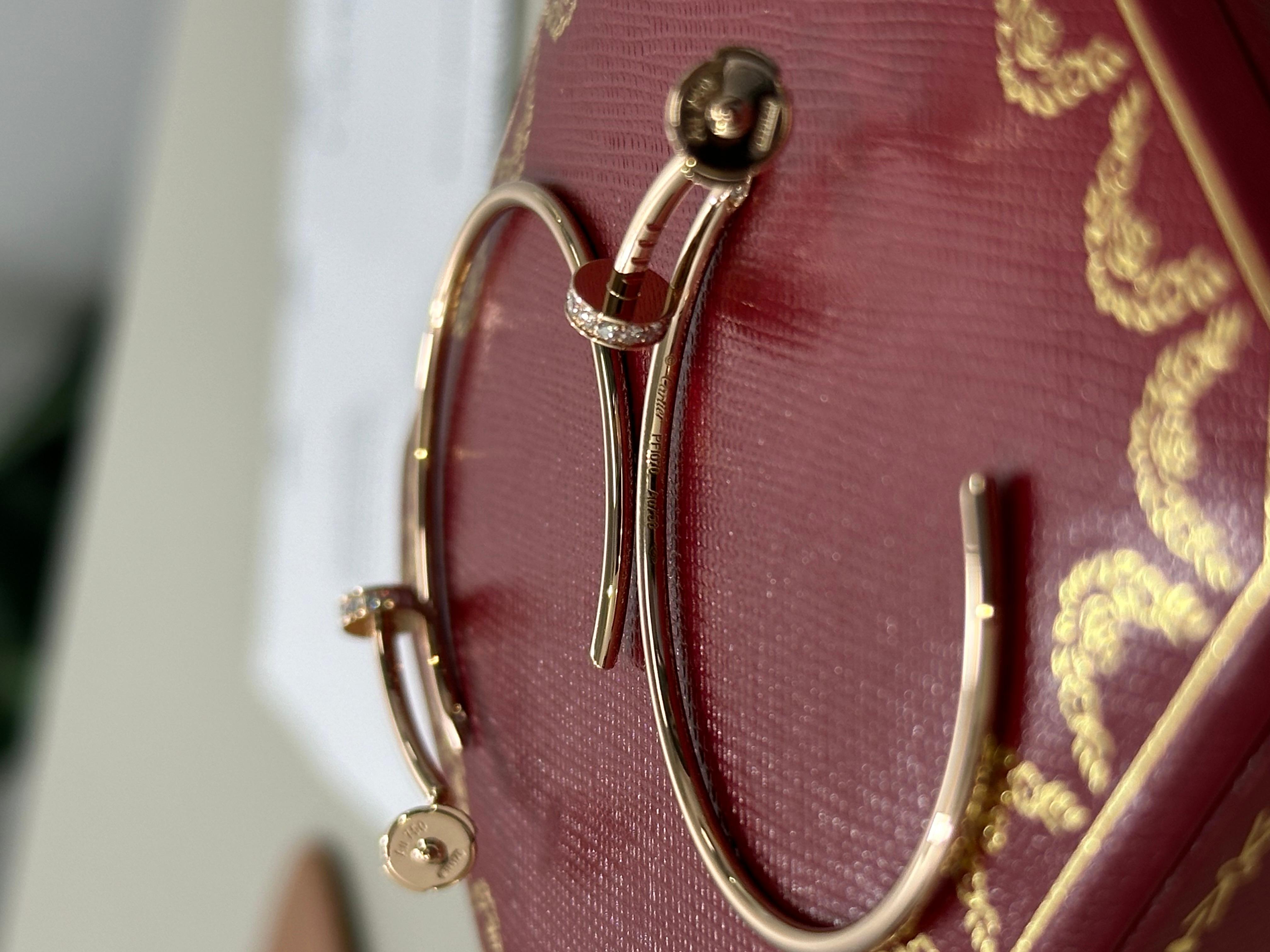 Ajoutez une touche d'élégance à votre tenue avec ces magnifiques boucles d'oreilles à clous Juste Un Clou de Cartier. Réalisées en or rose, ces boucles d'oreilles présentent un superbe sertissage de 28 diamants de forme ronde. Les diamants sont