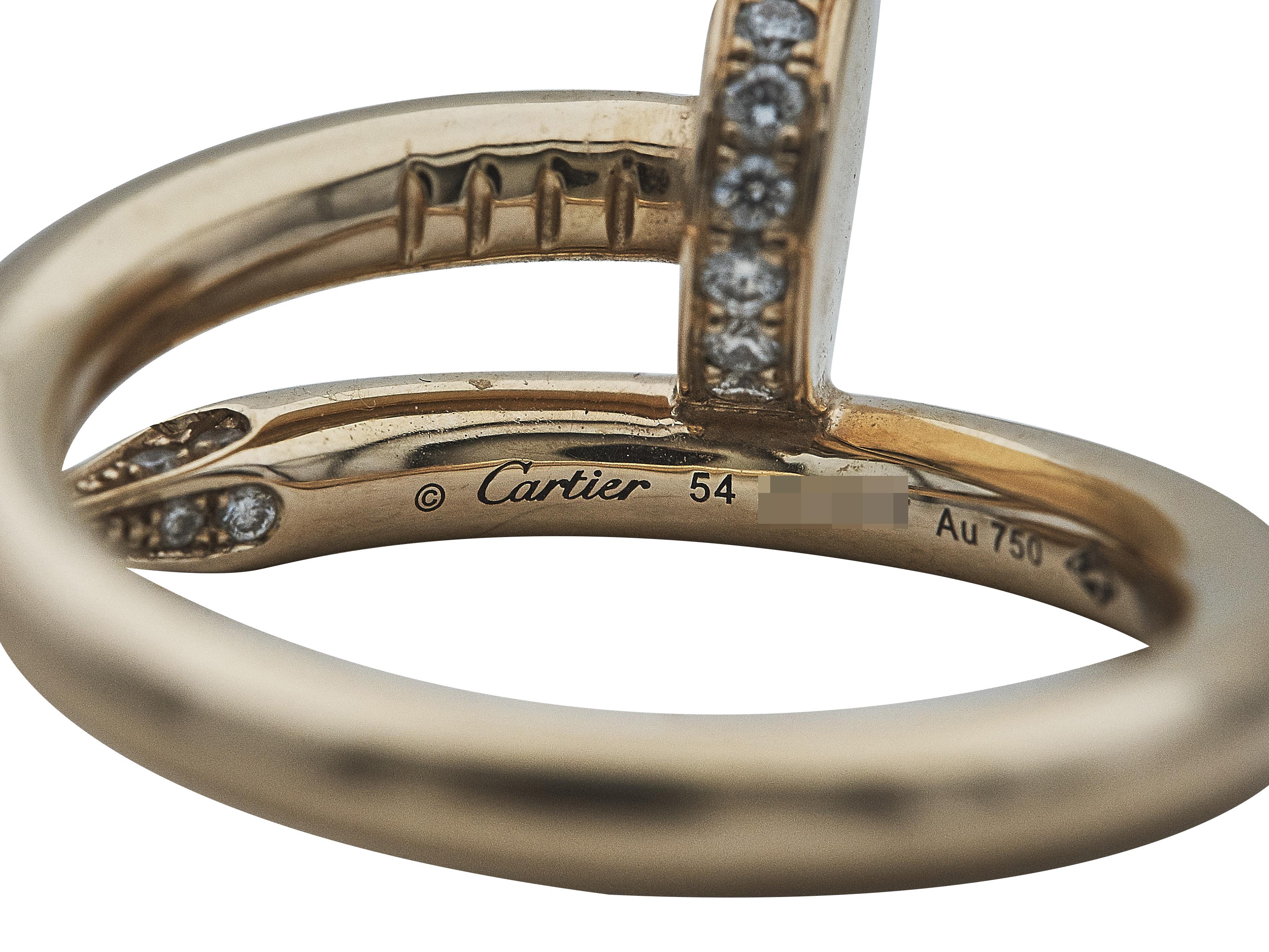 Der Ring: Ein Ring von Cartier Juste un Clou. Dieses klassische Modell ist aus 18 Karat Roségold gefertigt und mit runden Diamanten im Brillantschliff besetzt. Es handelt sich um die Größe 54.

Der Ring ist in ausgezeichnetem Zustand, mit nur ein