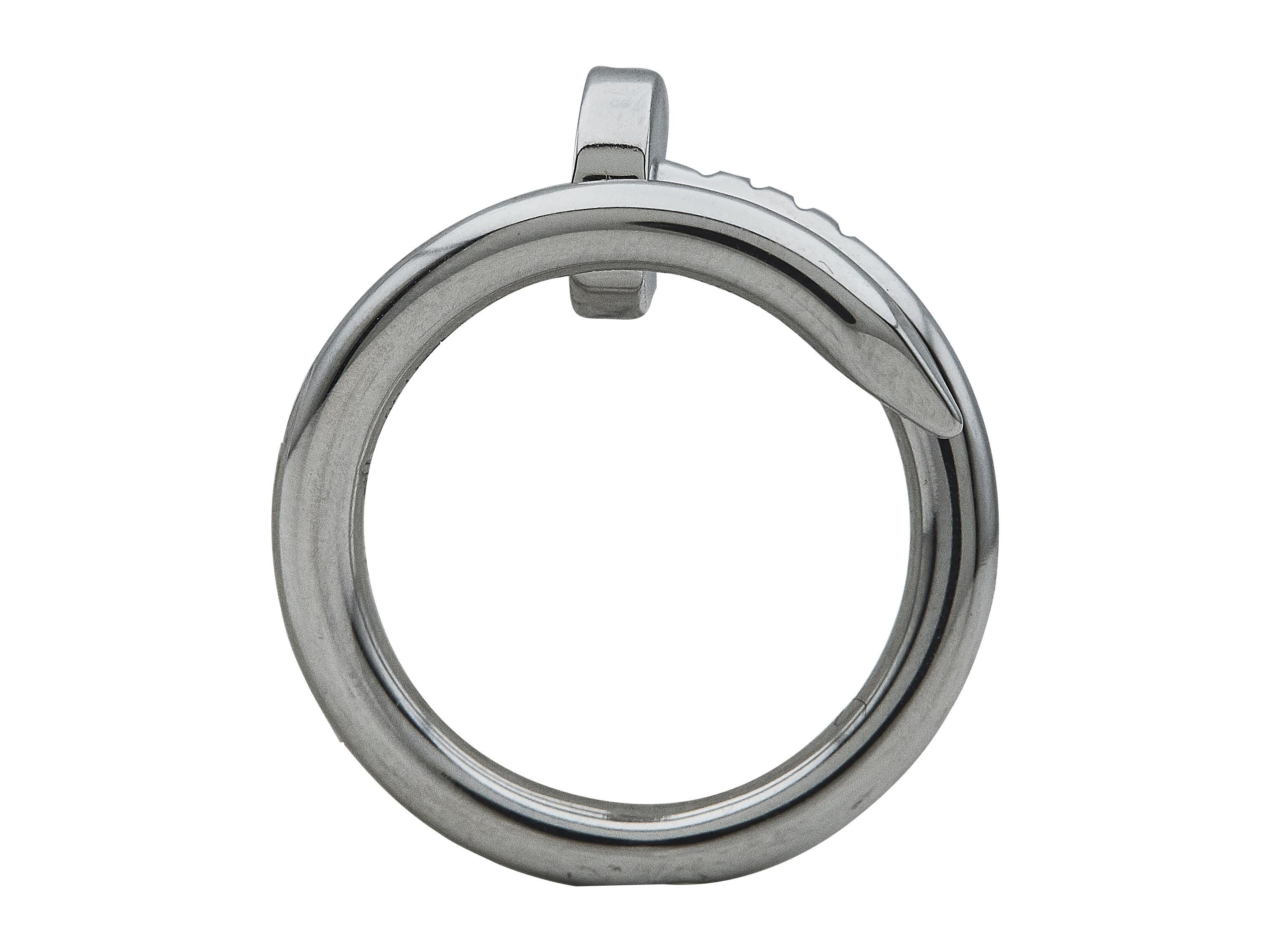 El anillo: Un anillo Cartier Juste un Clou. Este modelo Clásico está diseñado en oro blanco de dieciocho quilates. Es una talla 50.

El anillo está en excelentes condiciones, con sólo unos pequeños arañazos propios del uso normal. La marca ha