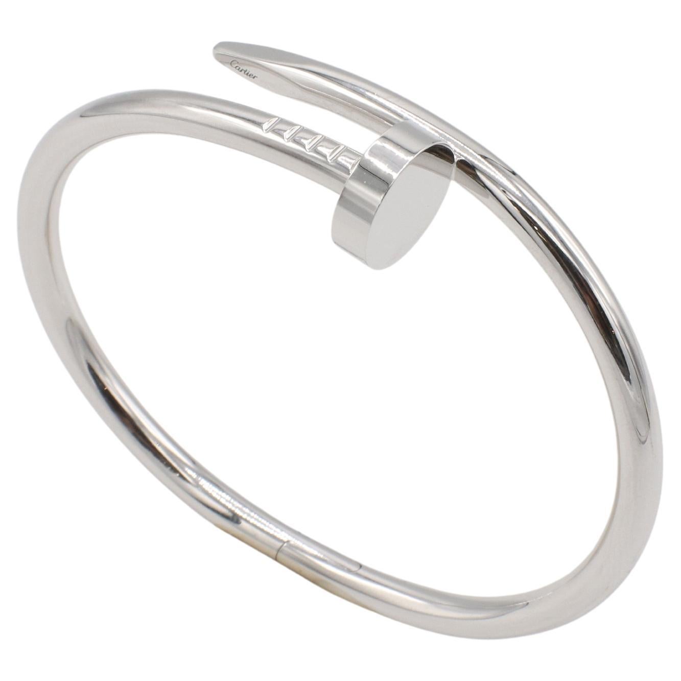 Cartier Juste Un Clou Or Blanc 18 Karat Modèle Classique Bracelet Clou Boîte & Papiers Taille 15
Métal : or blanc 18k
Poids : 31.8 grammes
Taille : 15
Largeur : 3.5 mm
Prix de détail : 9 300 USD
Note : Boîte, papiers et reçu 
LODD F35001258
