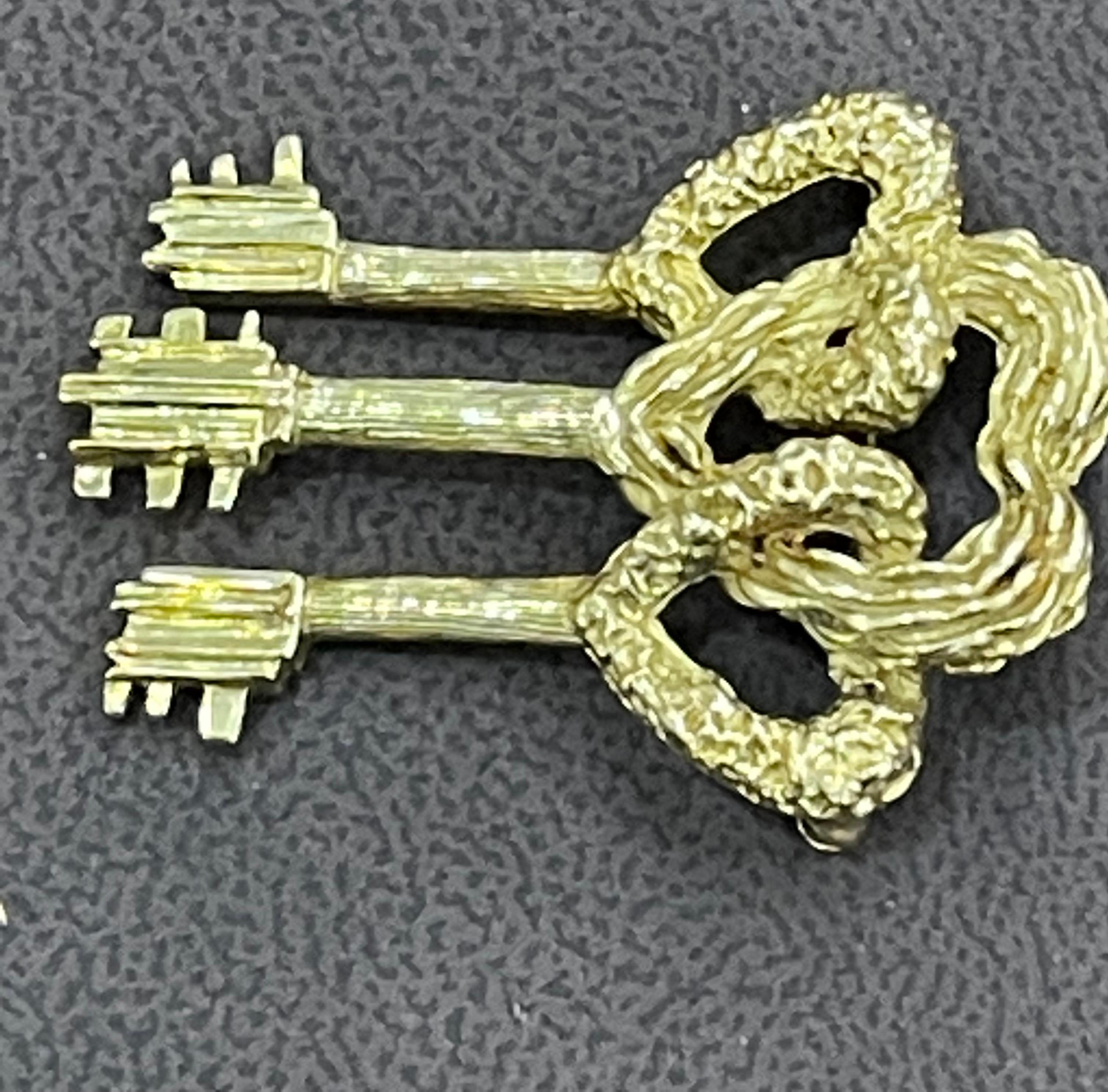 Round Cut Cartier Key to My Heart 18 Karat Yellow Gold Three Heart Textured Key Pin Brooch For Sale