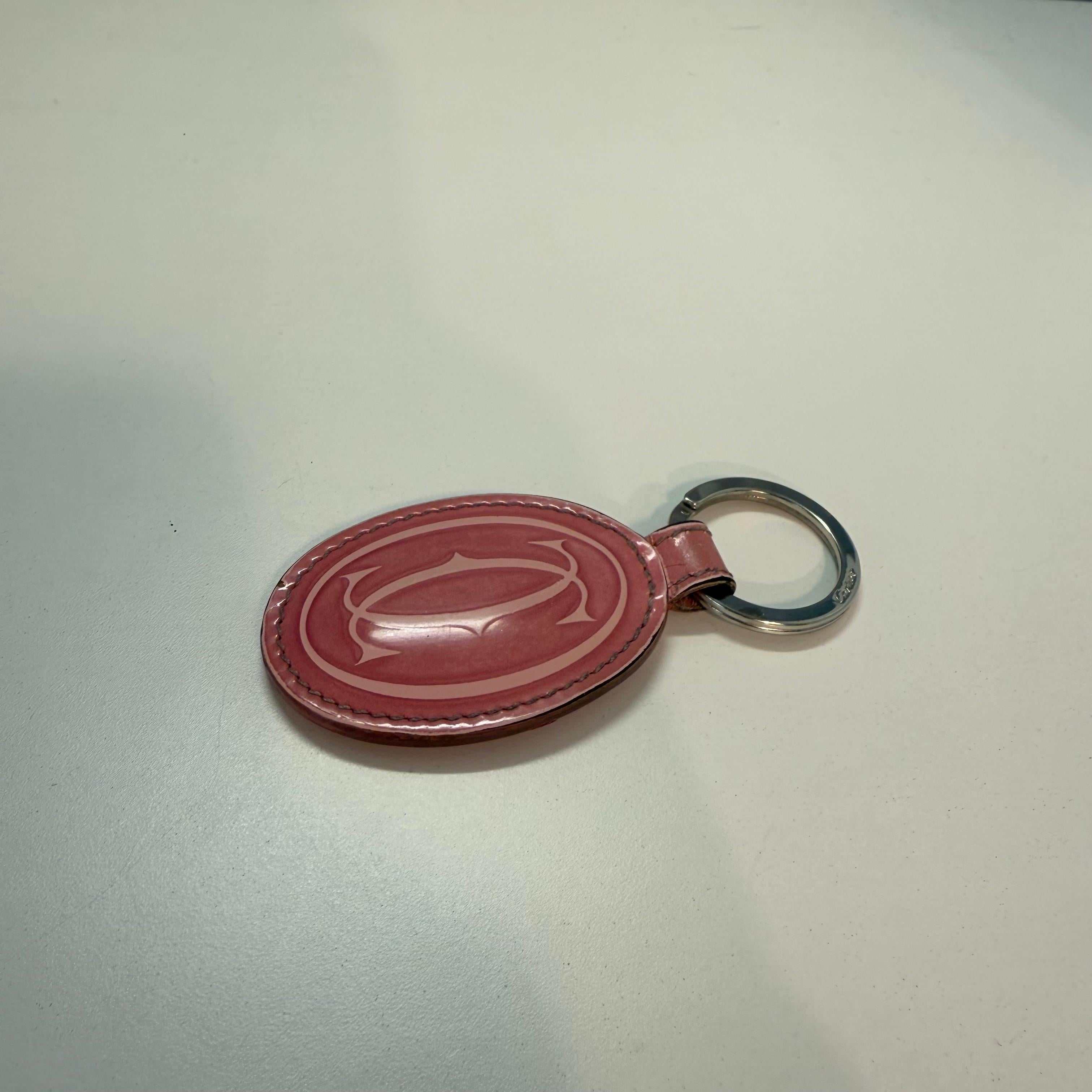 Cartier Keychain
Leather 
Rose color
Cartier logo
Card e pouch
Cm 5 x 4 
Worldwide express shipping included in the price !